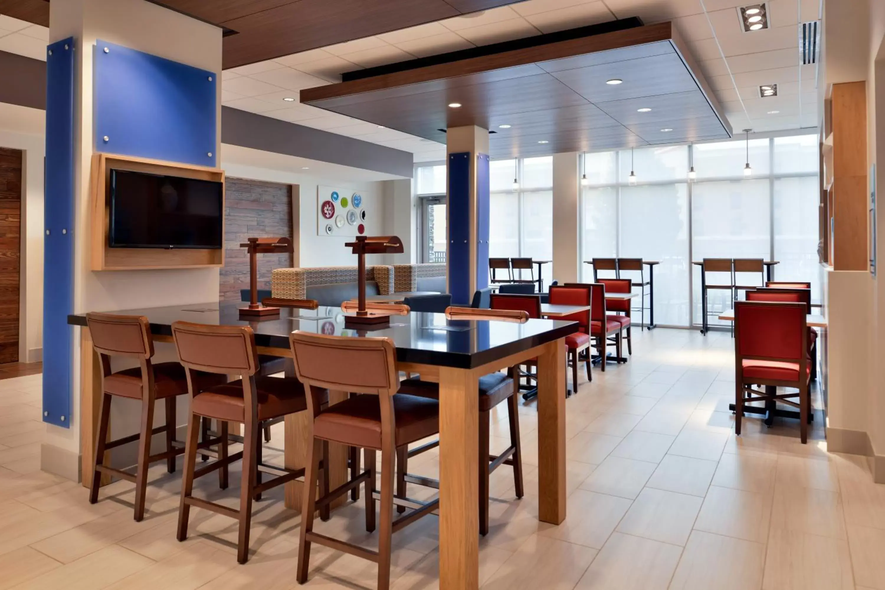 Lobby or reception, Lounge/Bar in Holiday Inn Express & Suites - Marshalltown, an IHG Hotel