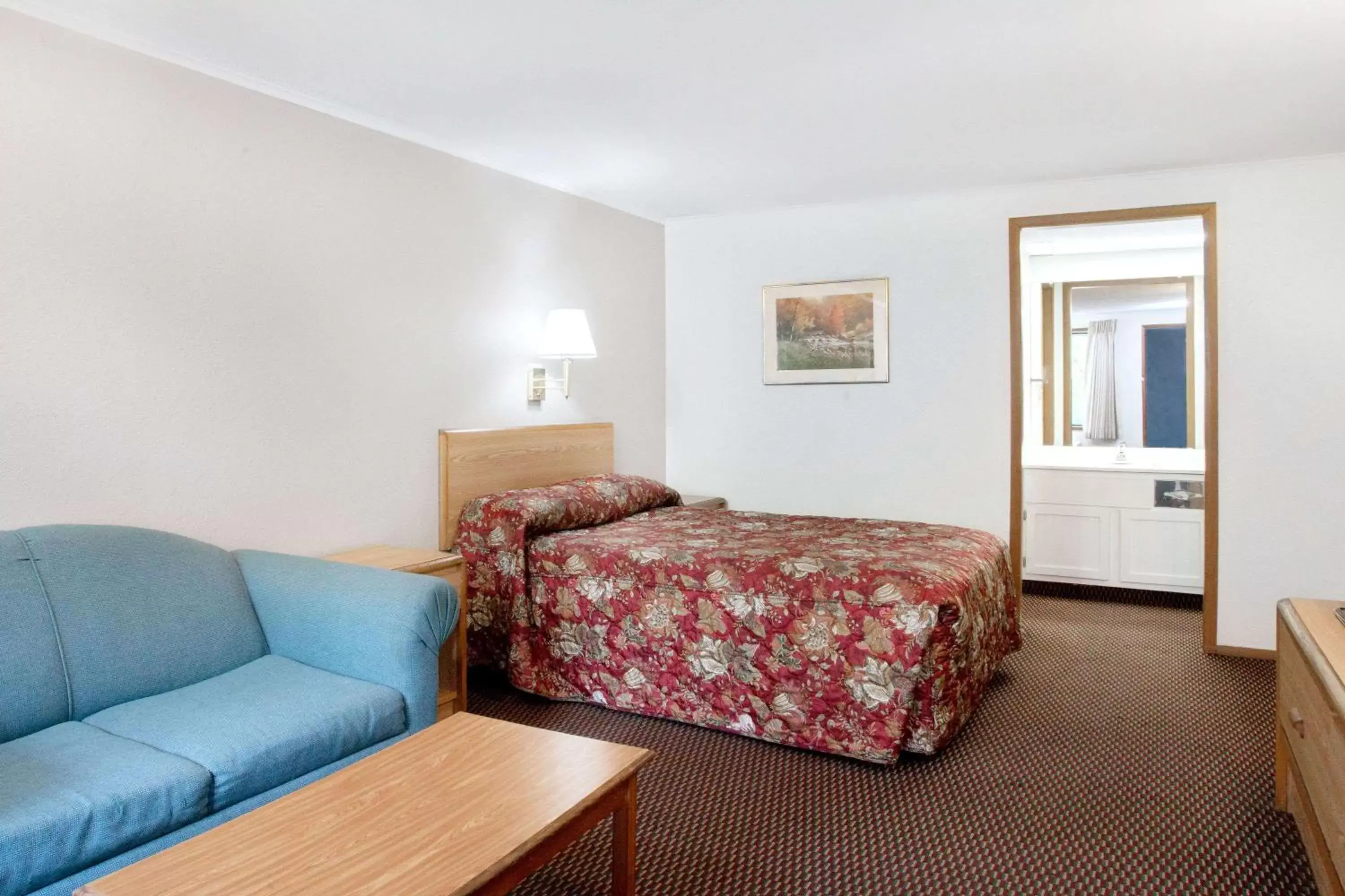 Photo of the whole room, Bed in Knights Inn - Scranton/Wilkes-Barre/Pittston