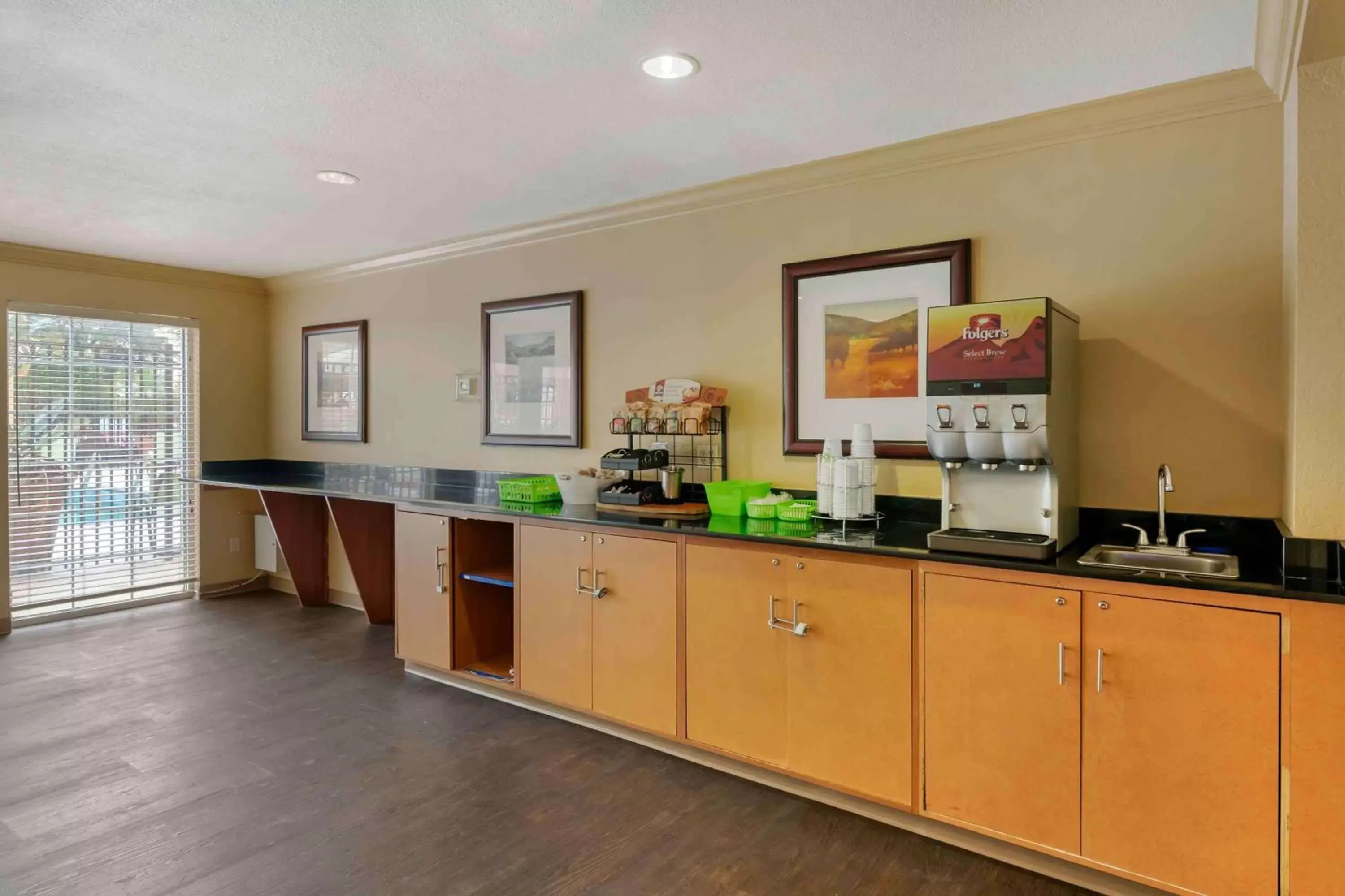 Breakfast, Kitchen/Kitchenette in Extended Stay America Suites - Orlando - Convention Center - 6443 Westwood