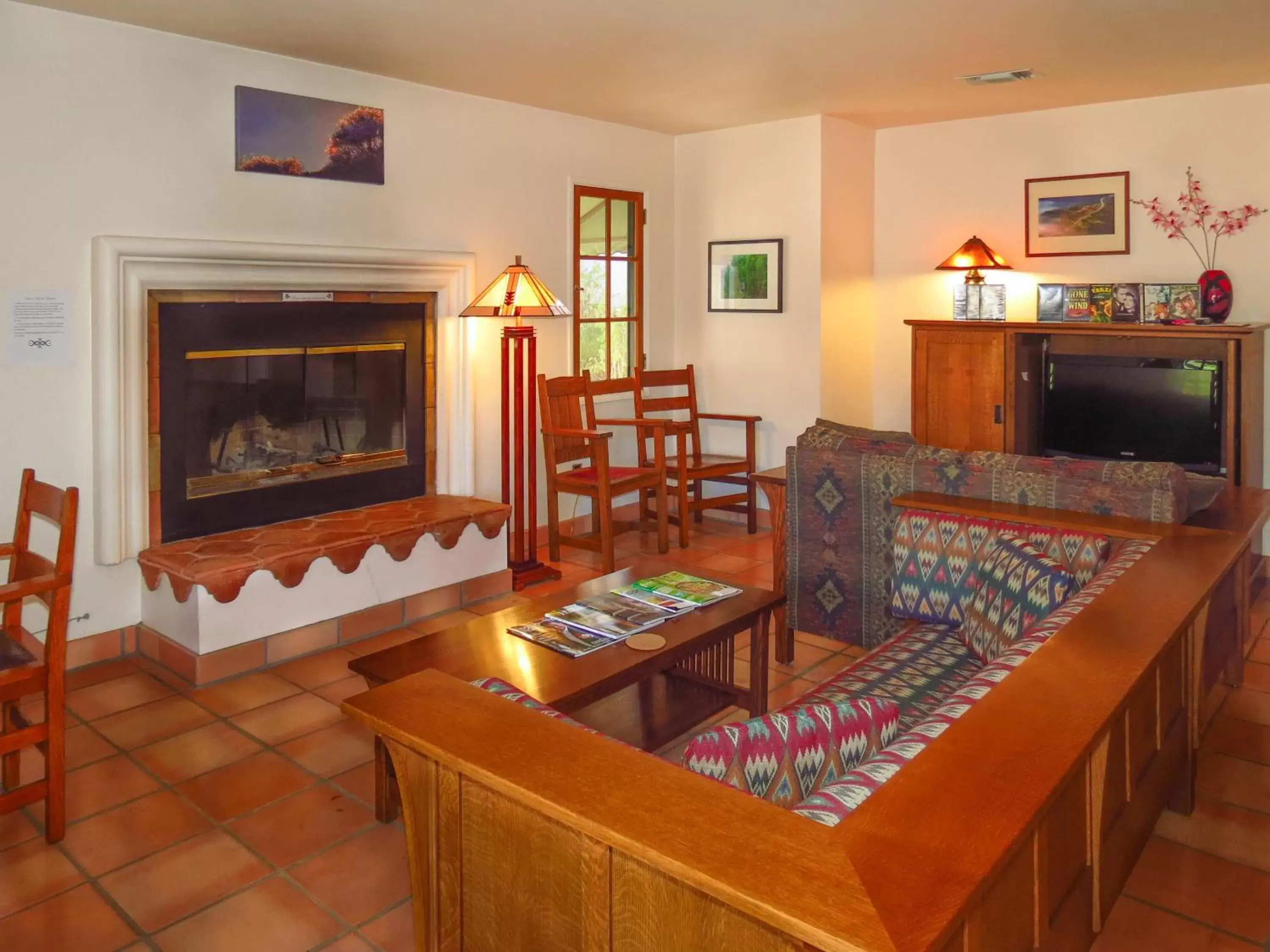 Communal lounge/ TV room in Topanga Canyon Inn Bed and Breakfast