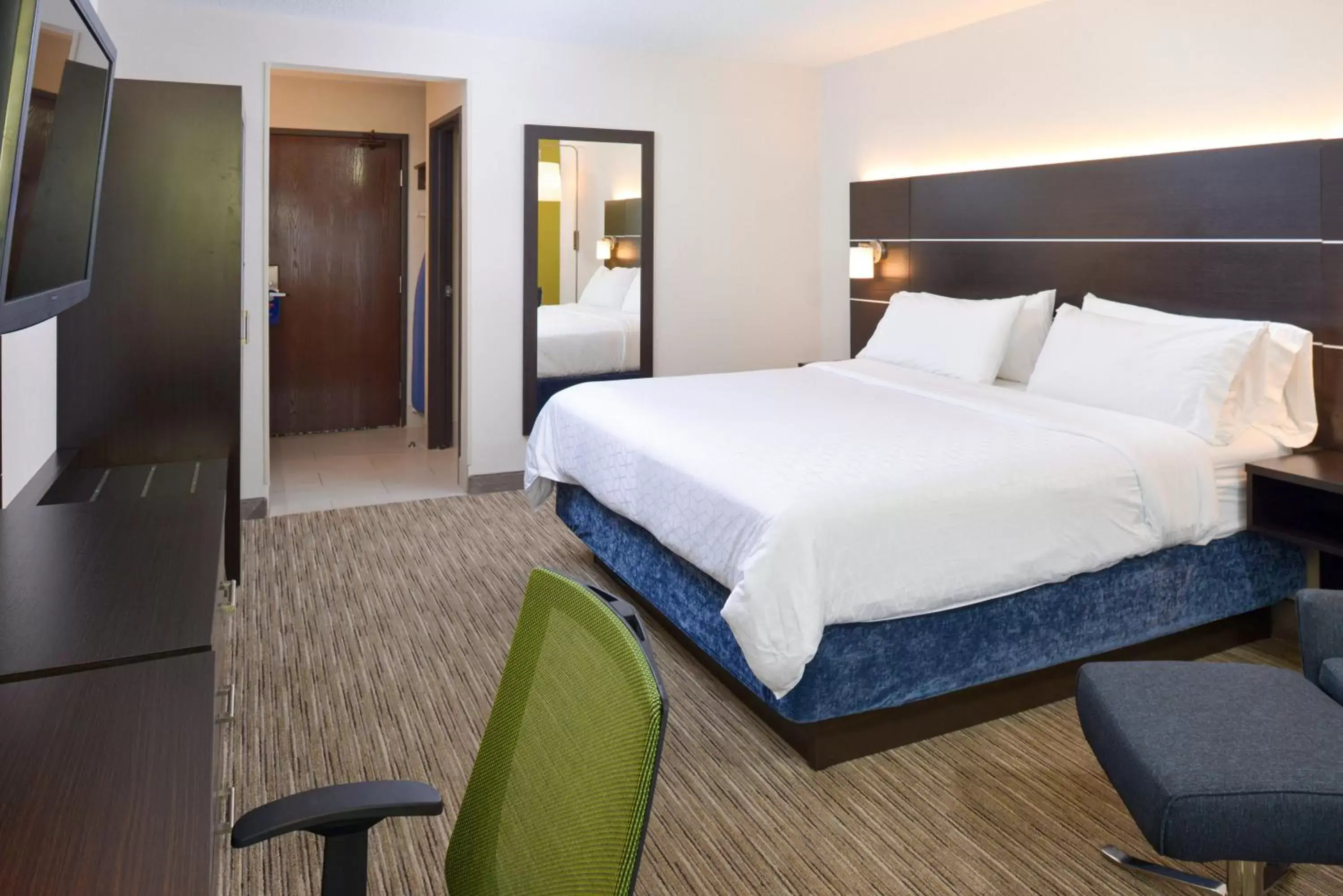 Photo of the whole room, Bed in Holiday Inn Express Wixom, an IHG Hotel