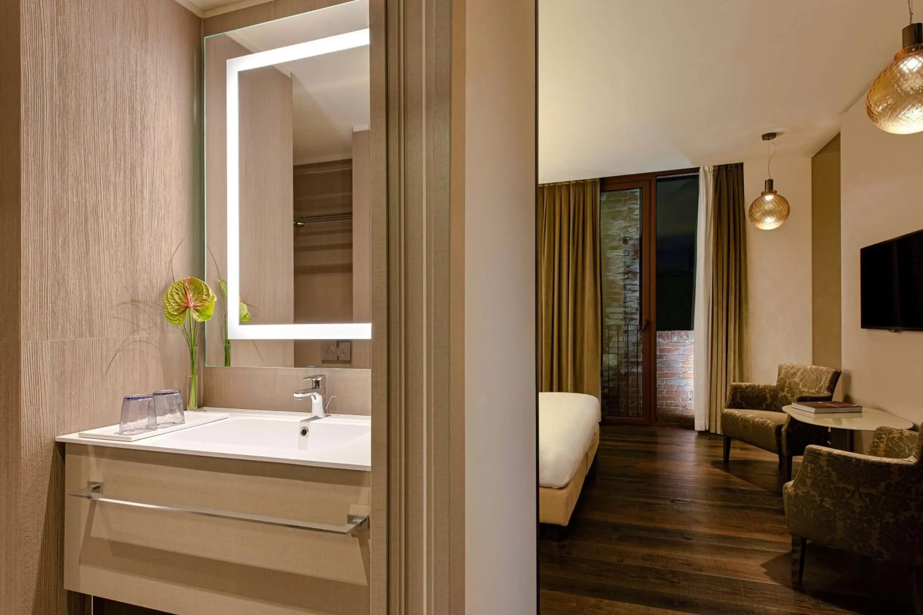 Bedroom, Bathroom in Hyatt Centric Murano Venice