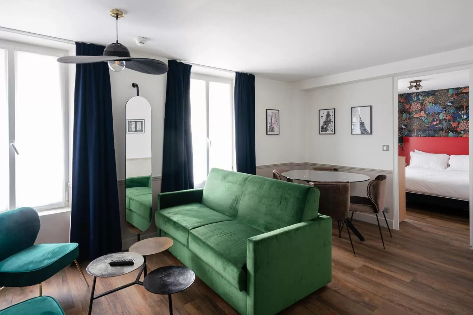 Photo of the whole room, Bed in Hôtel 31 - Paris Tour Eiffel