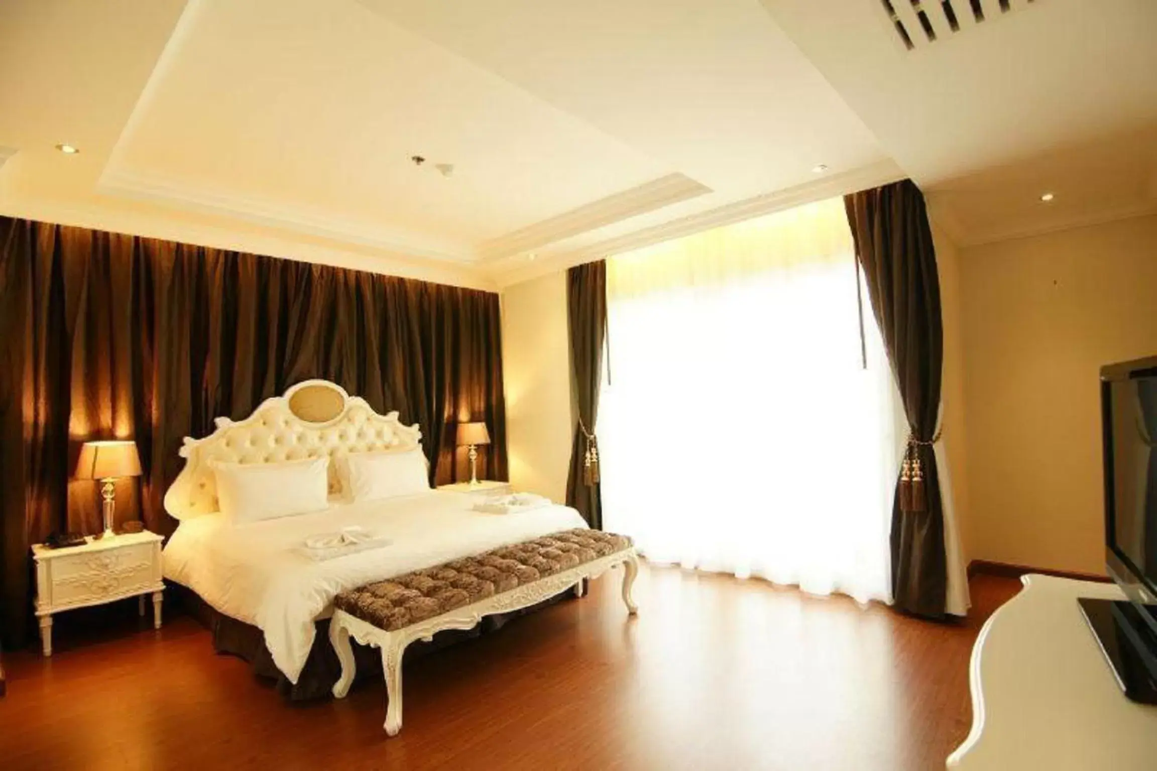 Bed in LK Miracle Suite - SHA Extra Plus