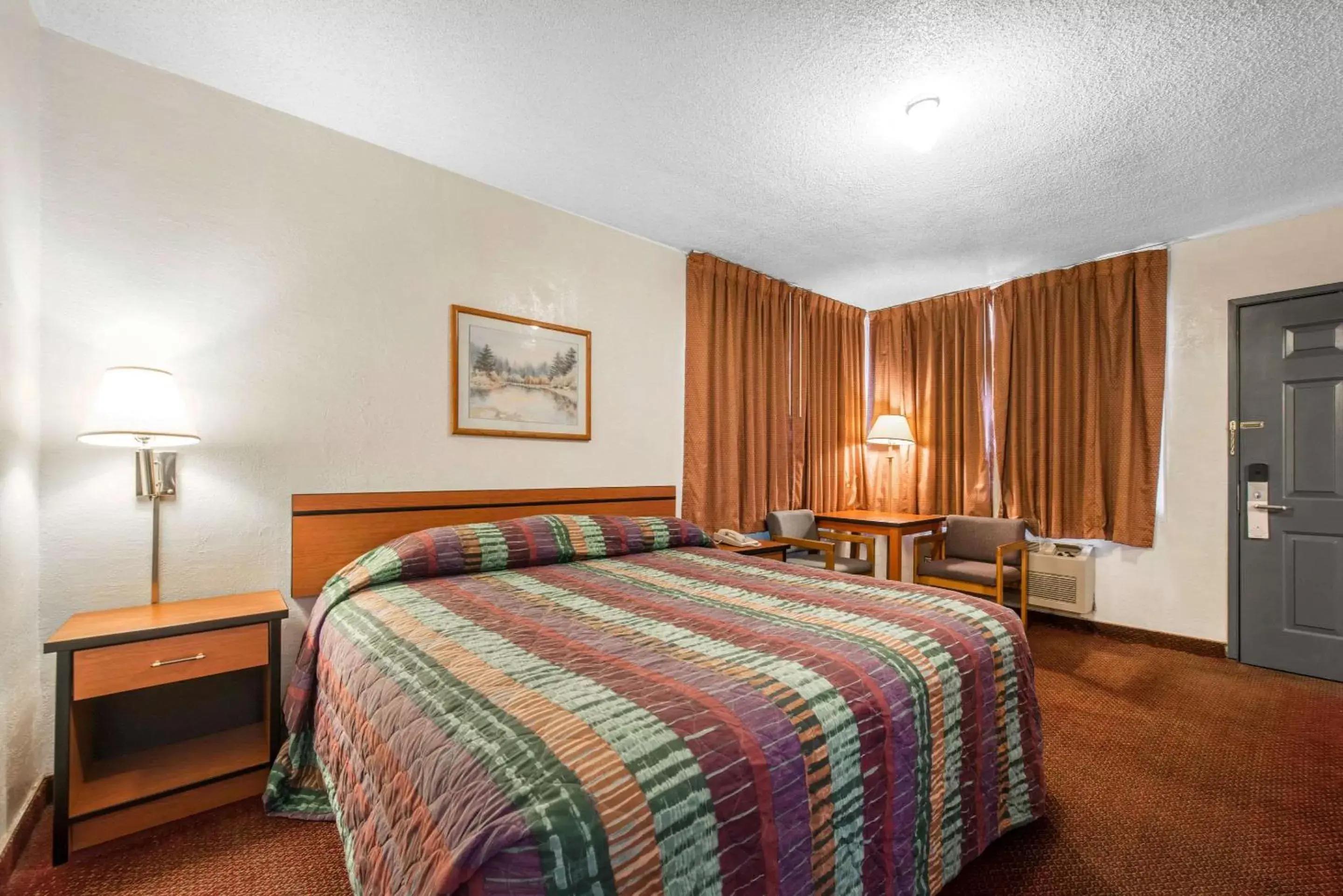 Photo of the whole room, Bed in Rodeway Inn & Suites Colorado Springs