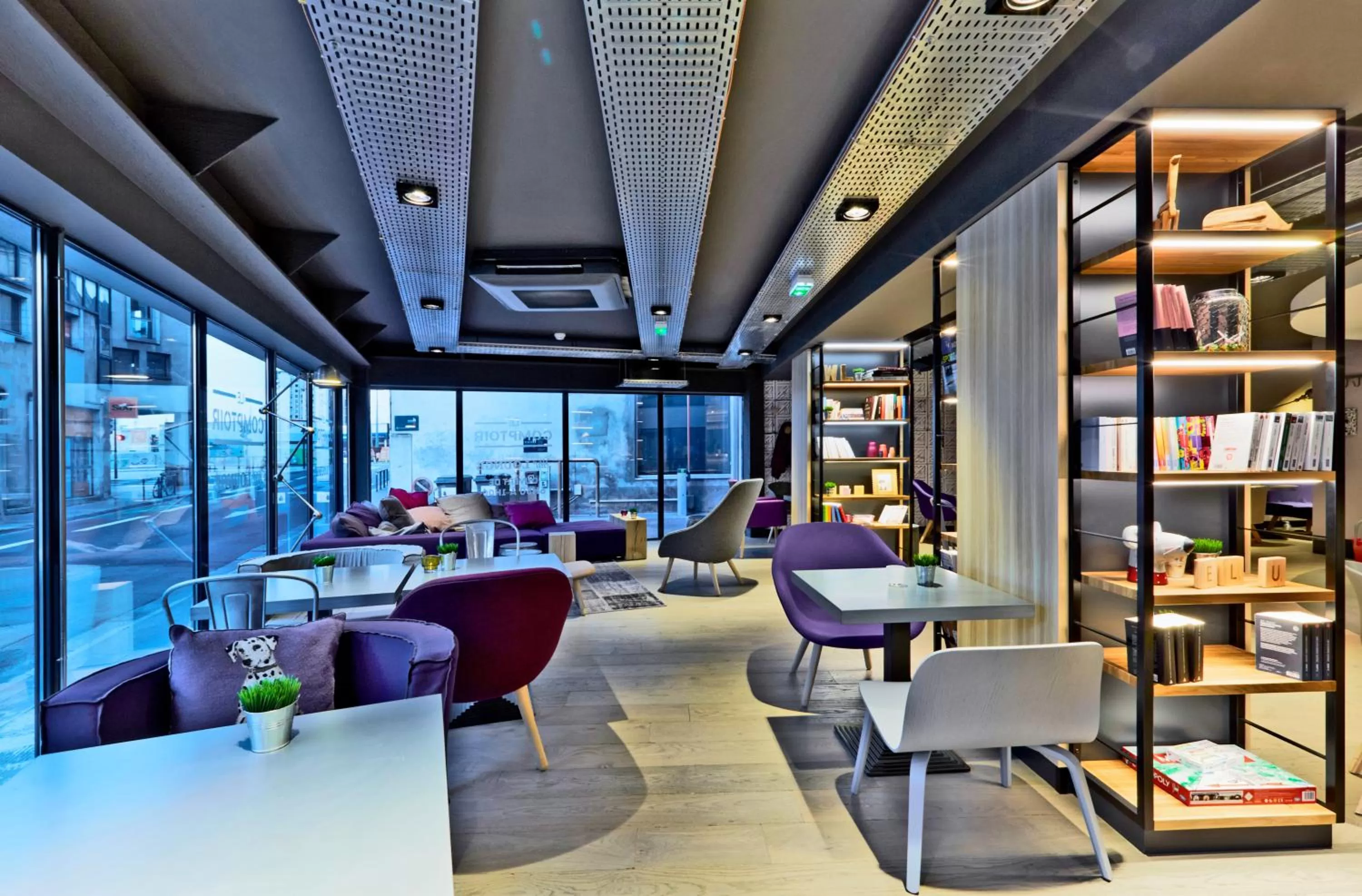 Communal lounge/ TV room in Campanile Nancy Centre - Gare