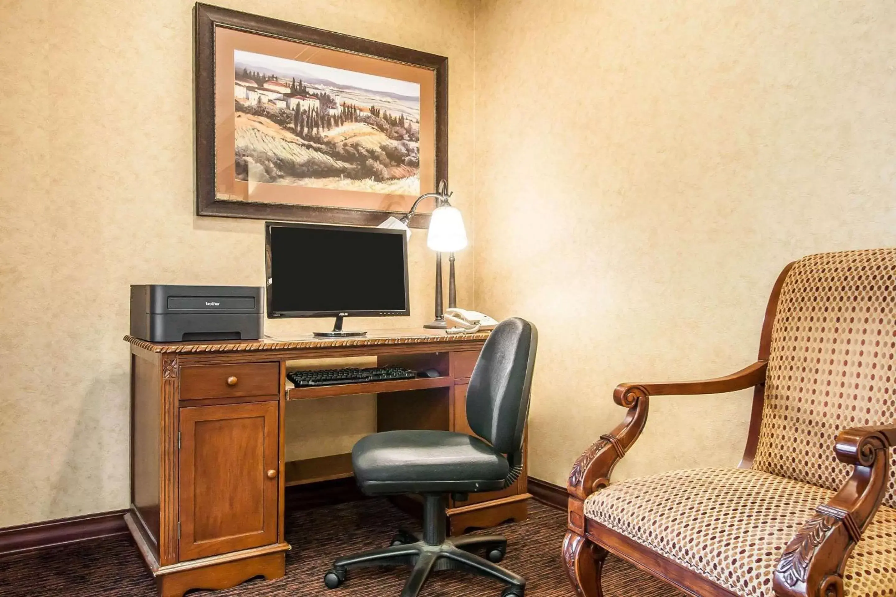 On site, TV/Entertainment Center in Comfort Inn & Suites McMinnville Wine Country
