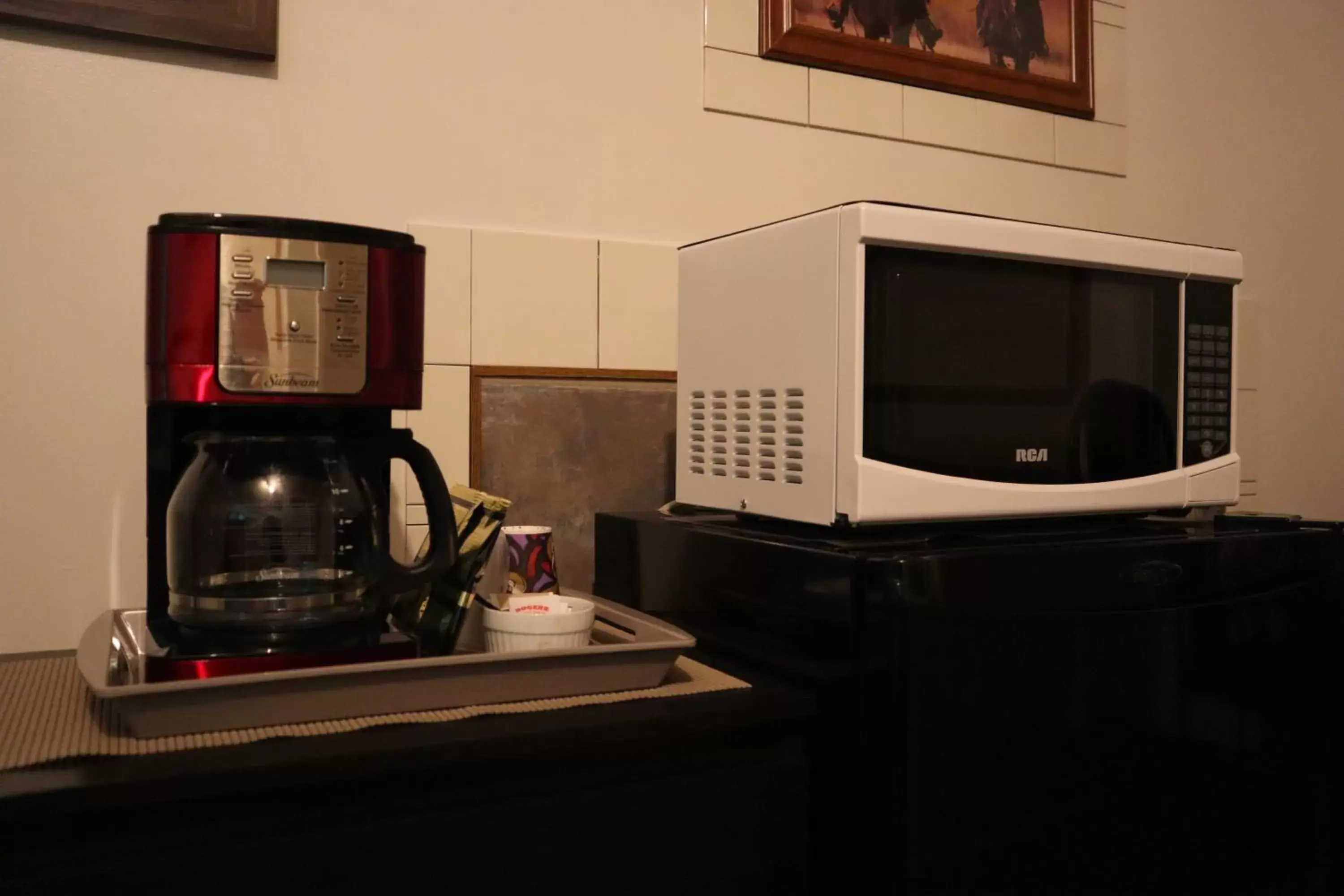 Bed, Kitchen/Kitchenette in Vista Motel