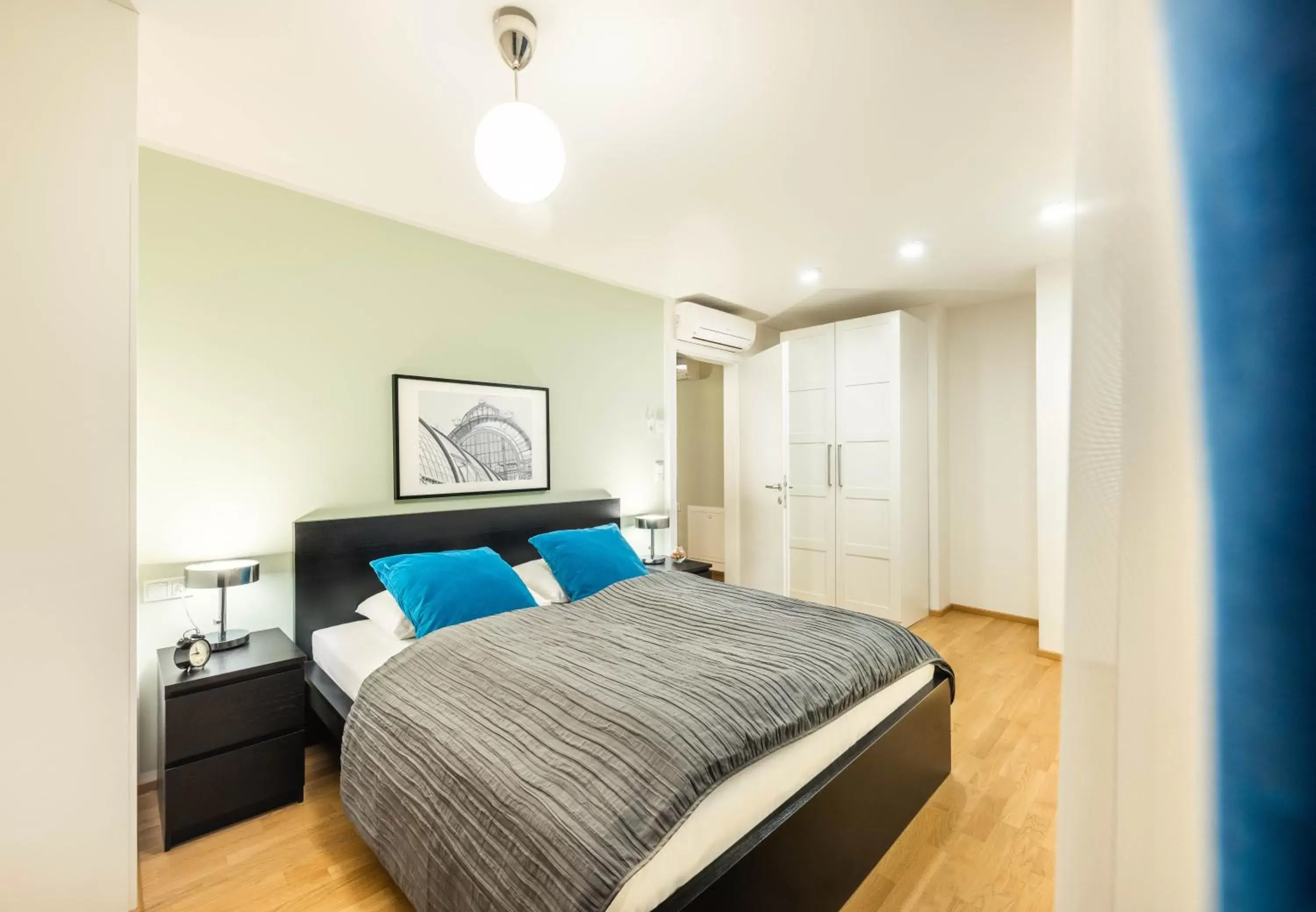 Bed in Jimmy's Apartments Emerald Bed in Jimmy's Apartments Emerald