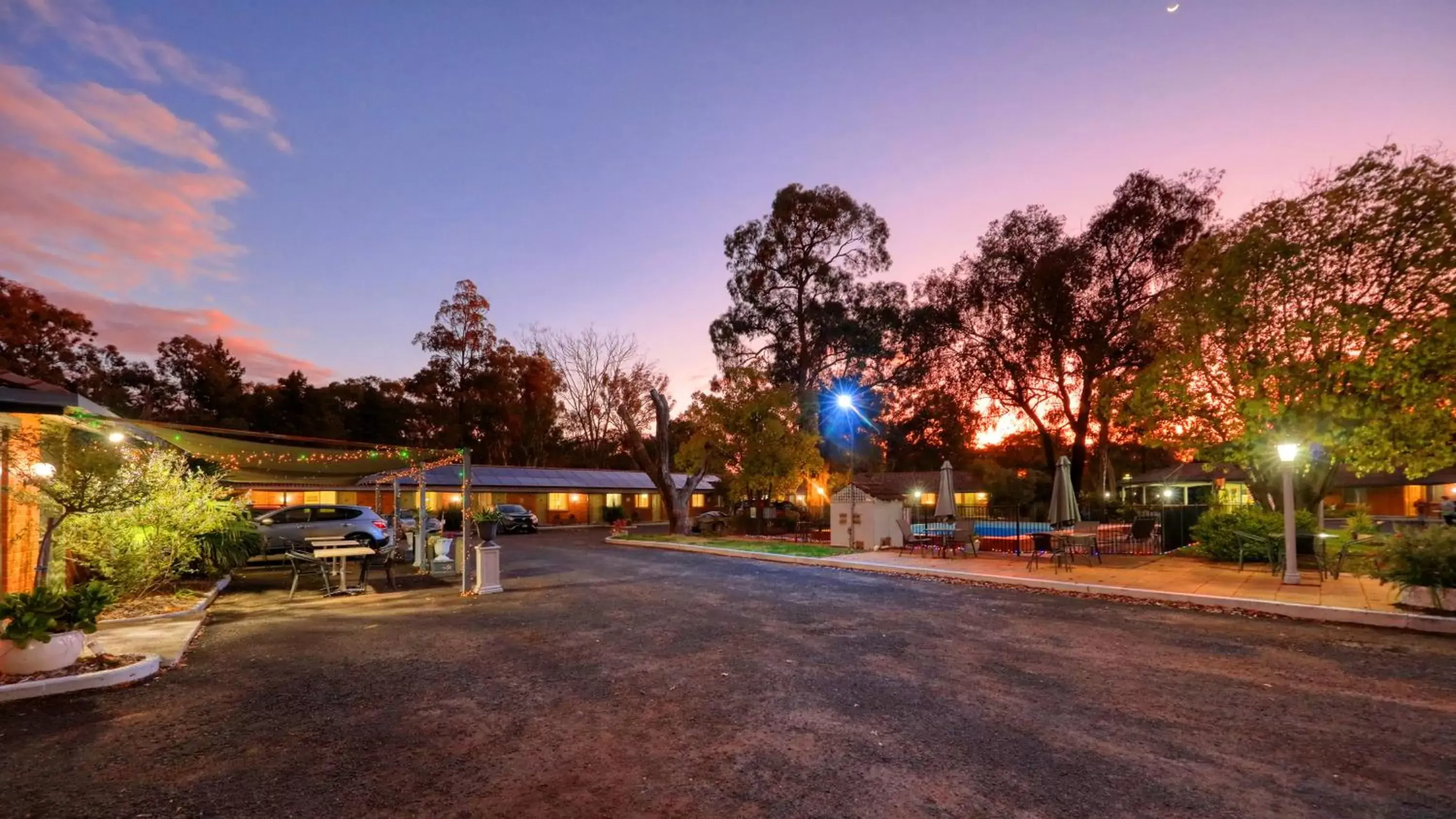 Sunset in Matthew Flinders Motor Inn