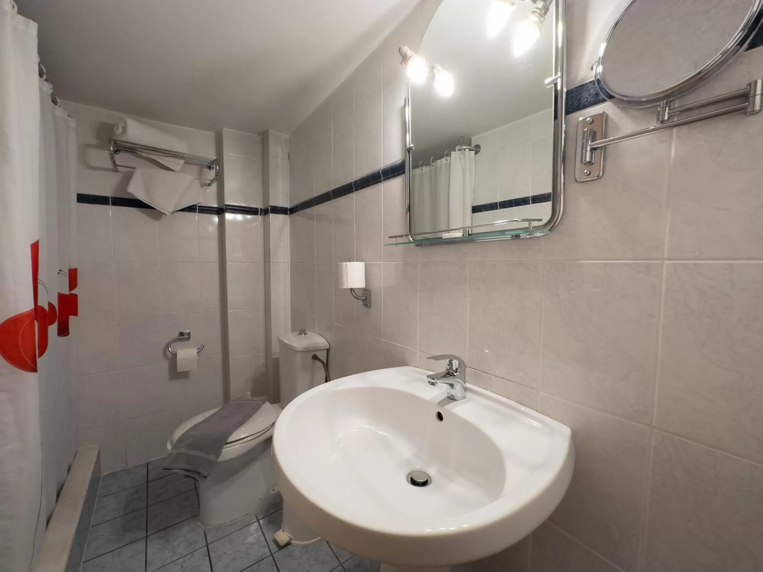 Bathroom in Anemoni Piraeus Hotel