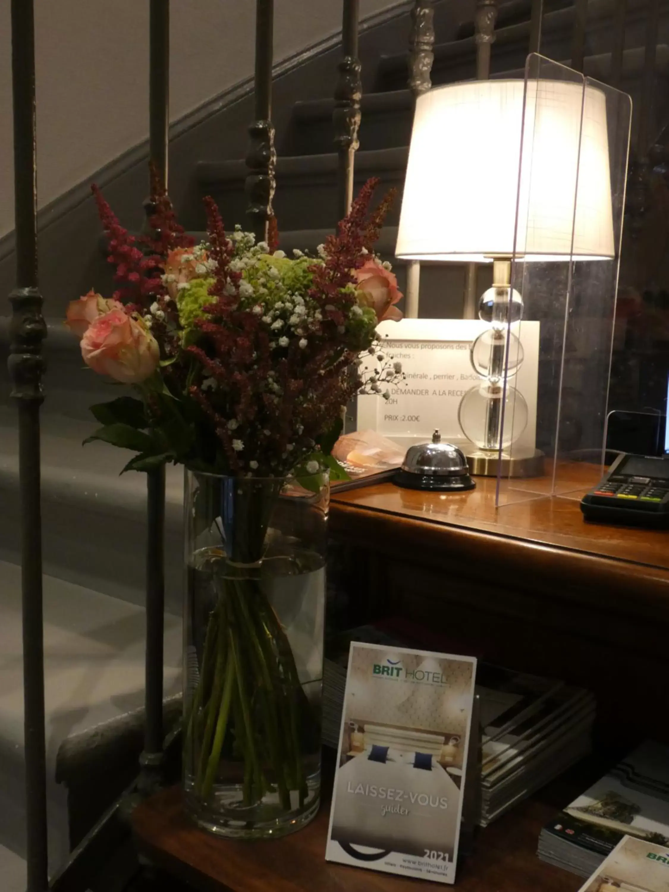 Lobby or reception, Kitchen/Kitchenette in Brit Hotel Des Grands Hommes - Bordeaux Centre