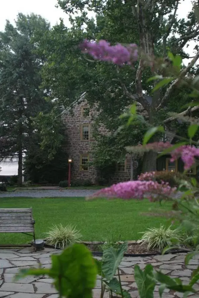 Property building, Garden in Brownstone Colonial Inn