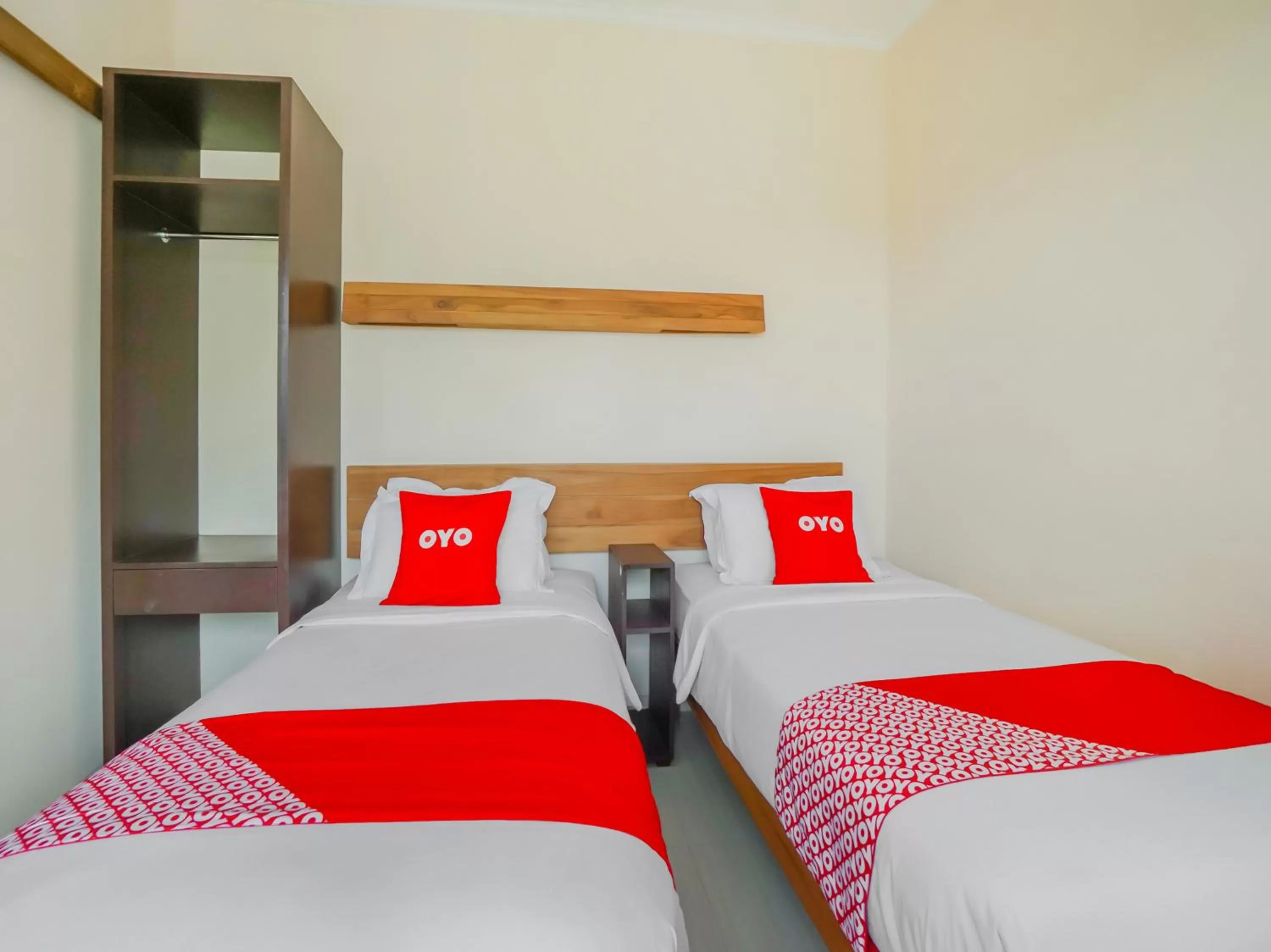 Bedroom in SUPER OYO 90319 Angler Guest House Malang