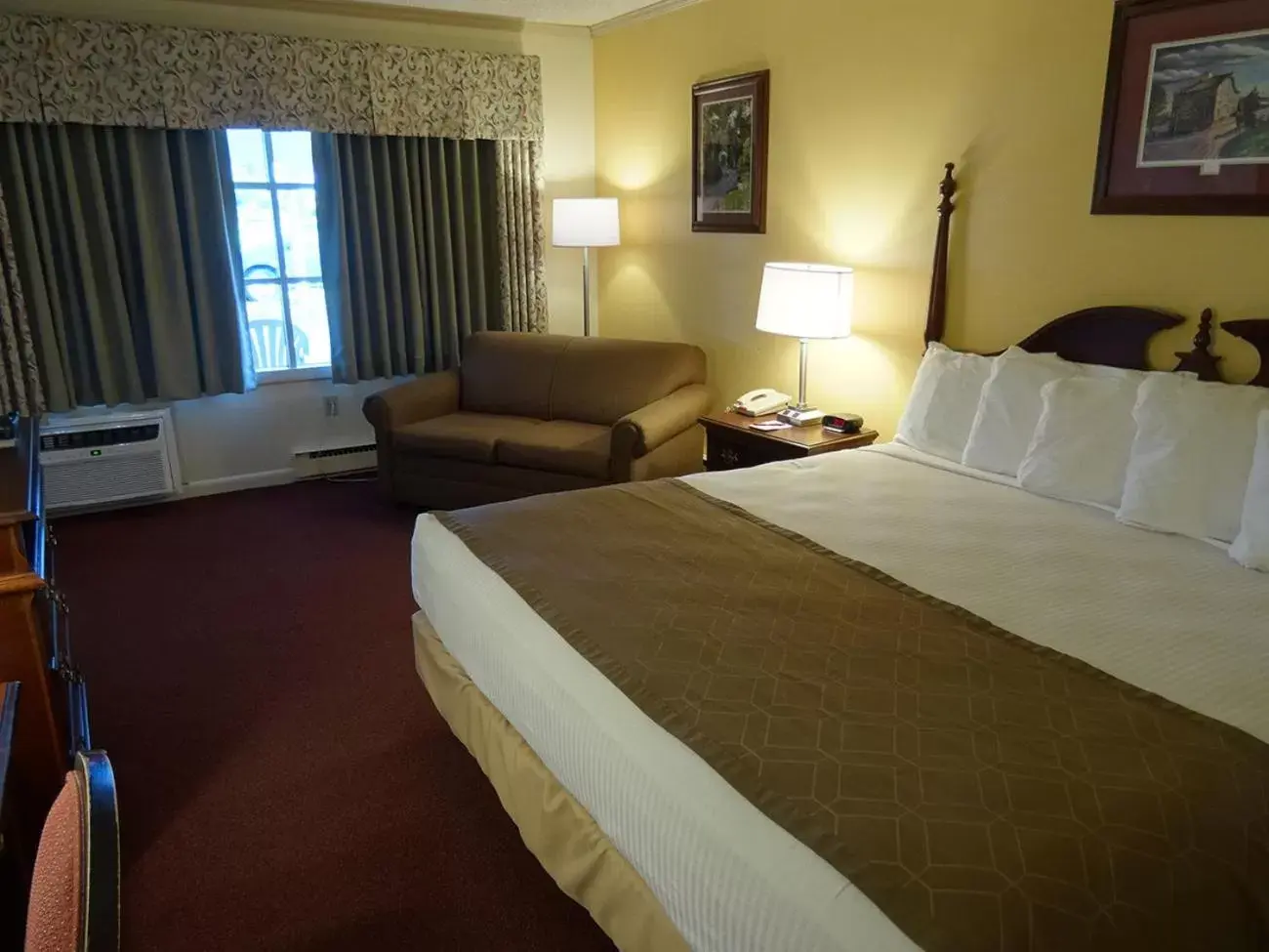 Photo of the whole room, Bed in Bird-in-Hand Family Inn