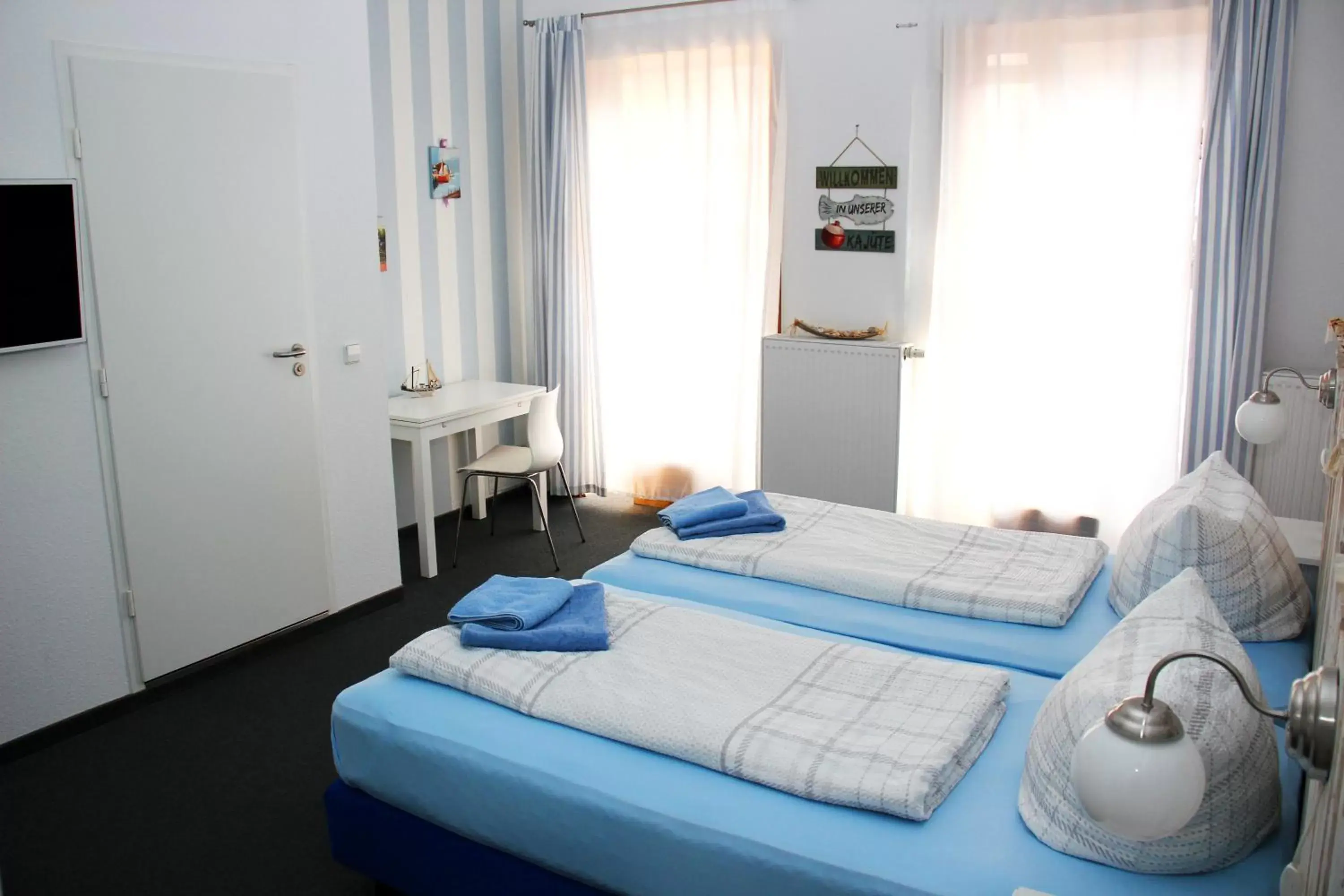 Photo of the whole room, Bed in Botschaft