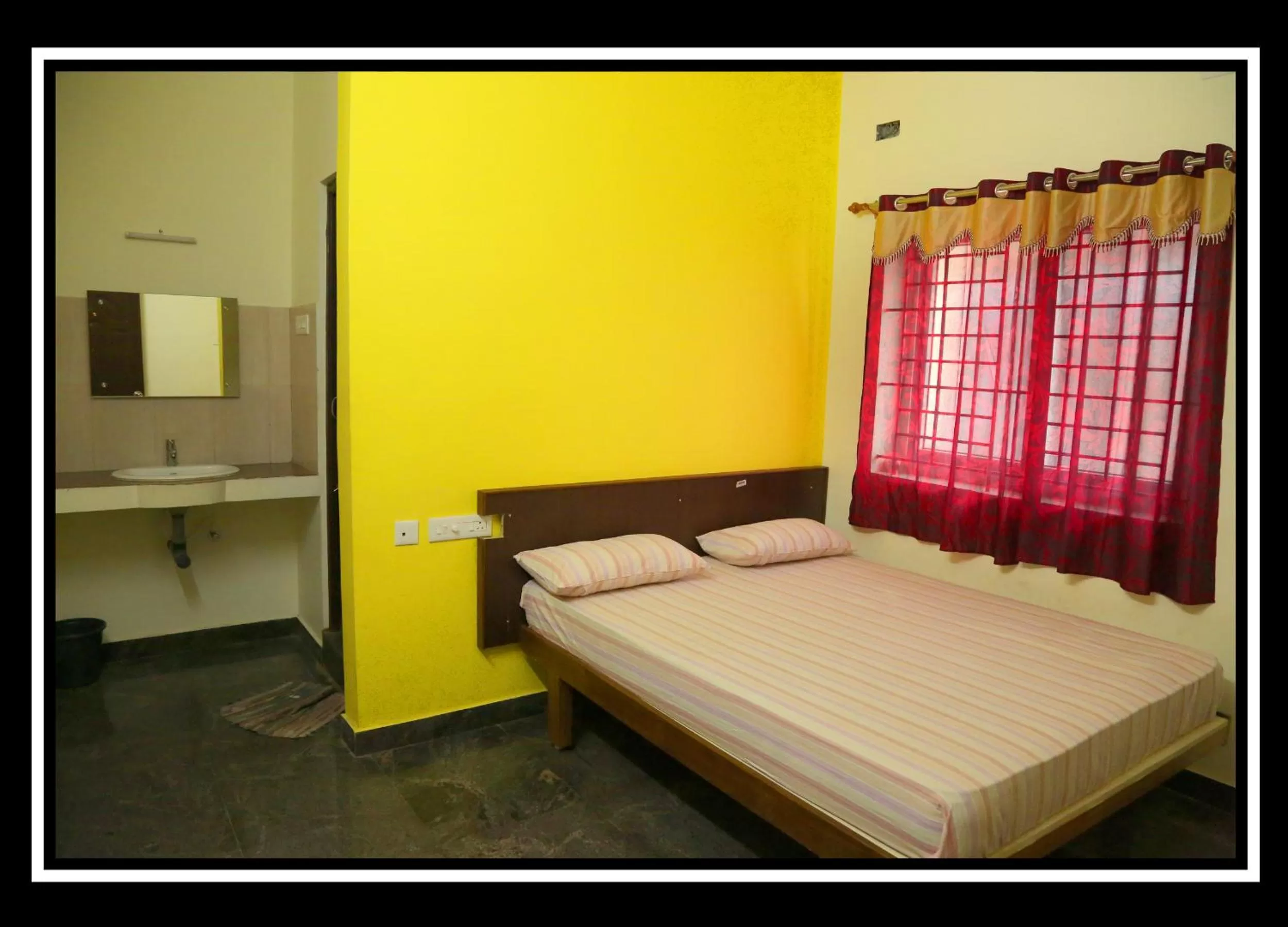 Photo of the whole room, Bed in Pattiah Naidu Palace