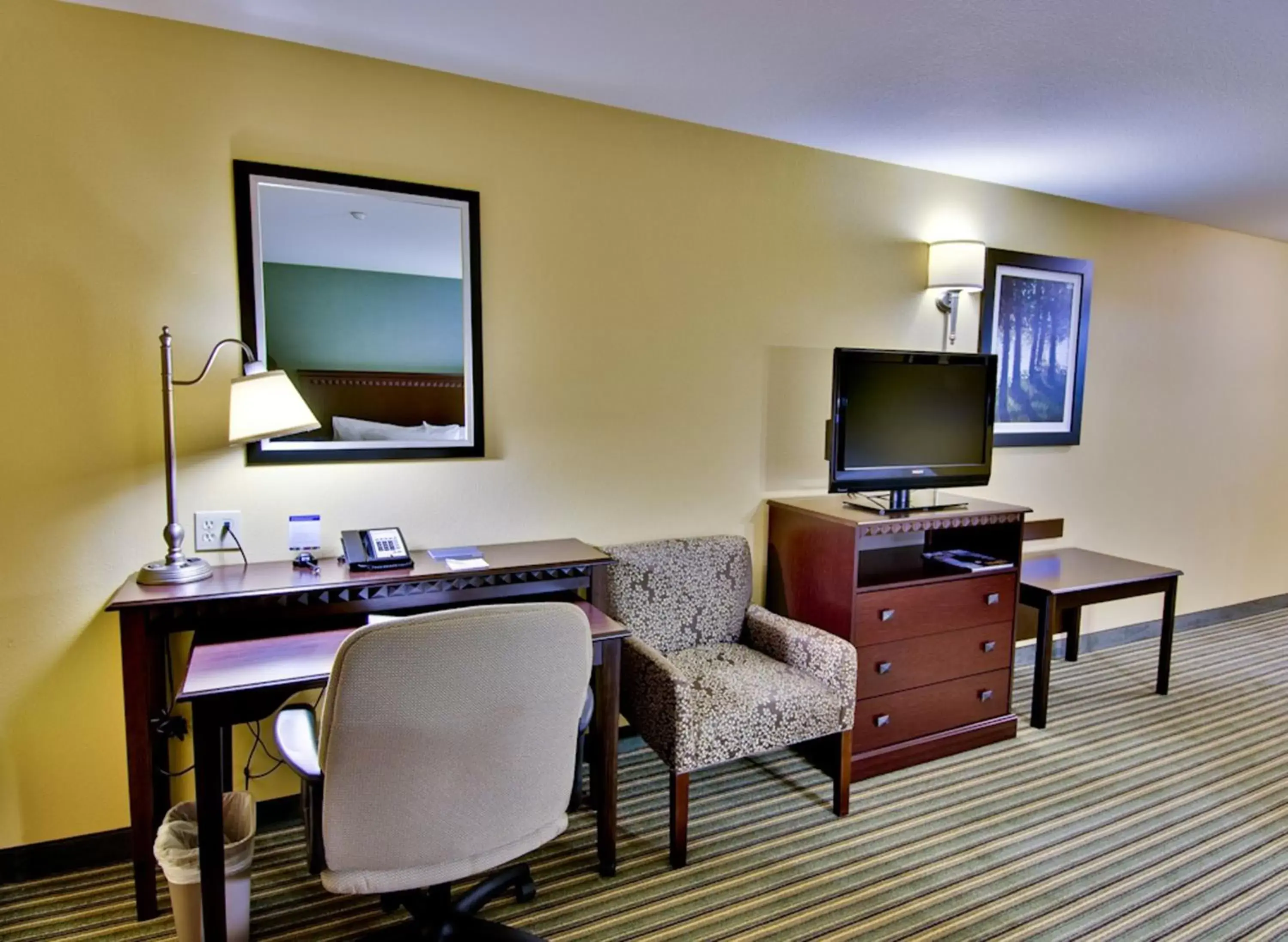 TV and multimedia, TV/Entertainment Center in Hampton Inn & Suites Moreno Valley