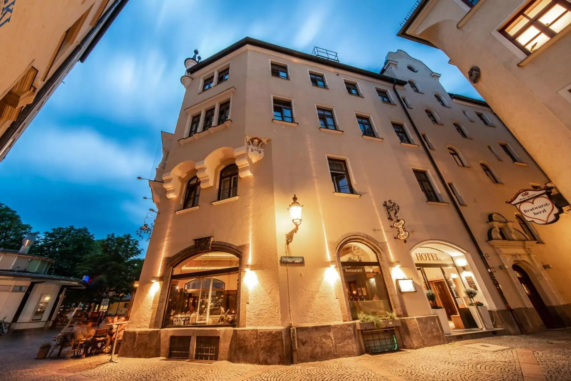 Restaurant/places to eat, Property Building in Hotel Am Markt