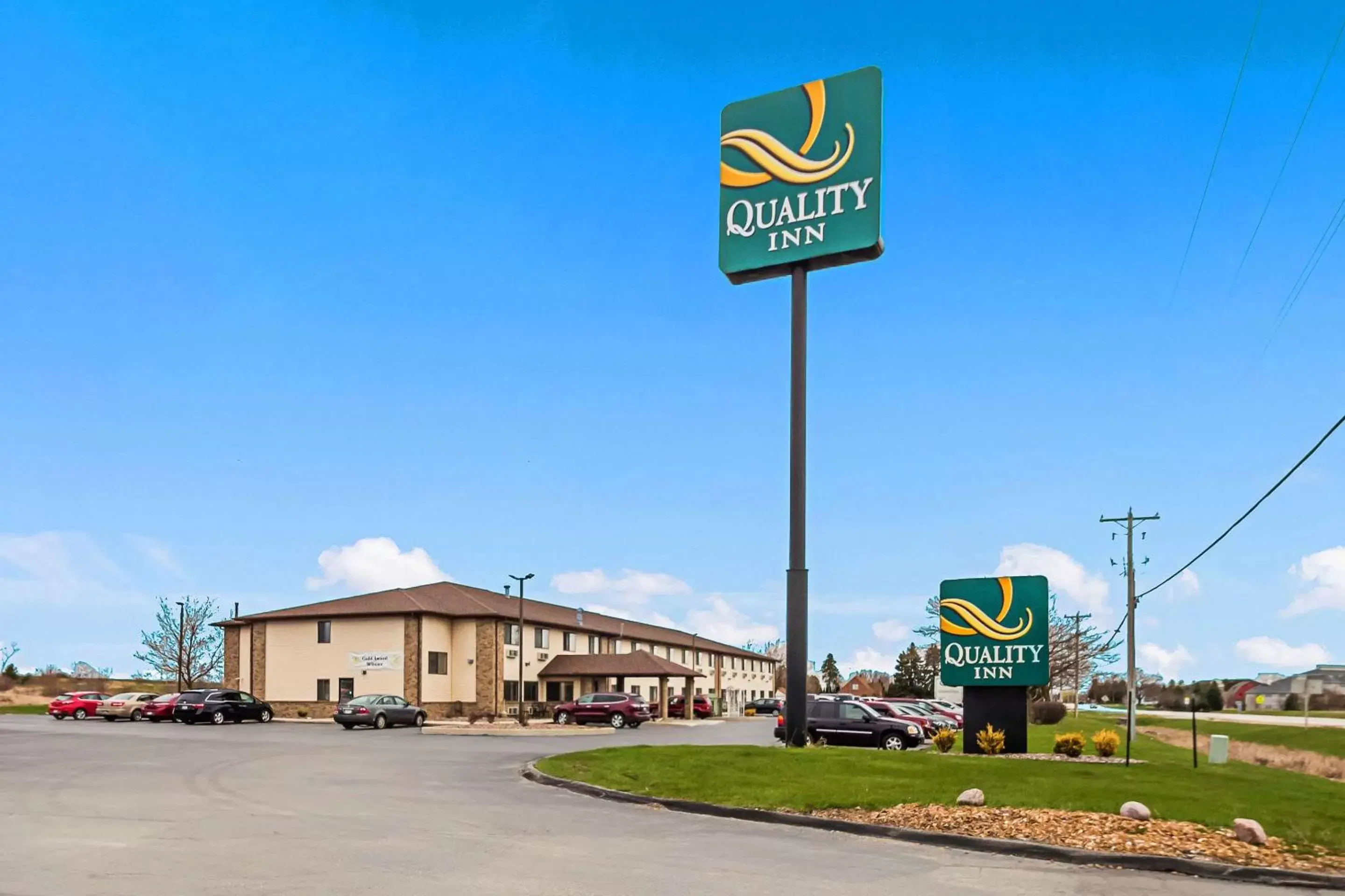 Property building, Property Logo/Sign in Quality Inn Sheboygan