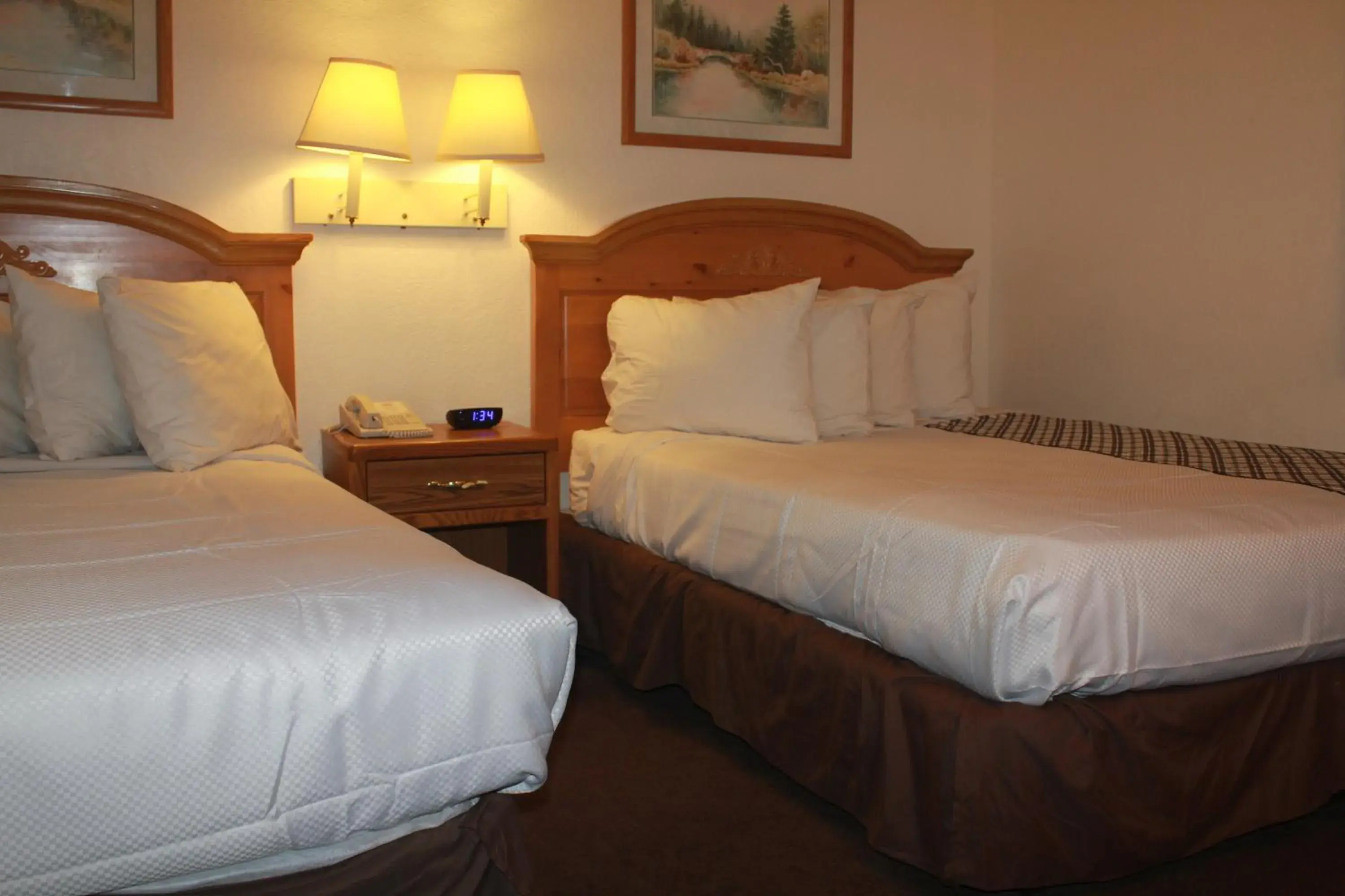 Standard Room with Two Double Beds - Ground Floor - Non-Smoking in Royal Inn Keystone