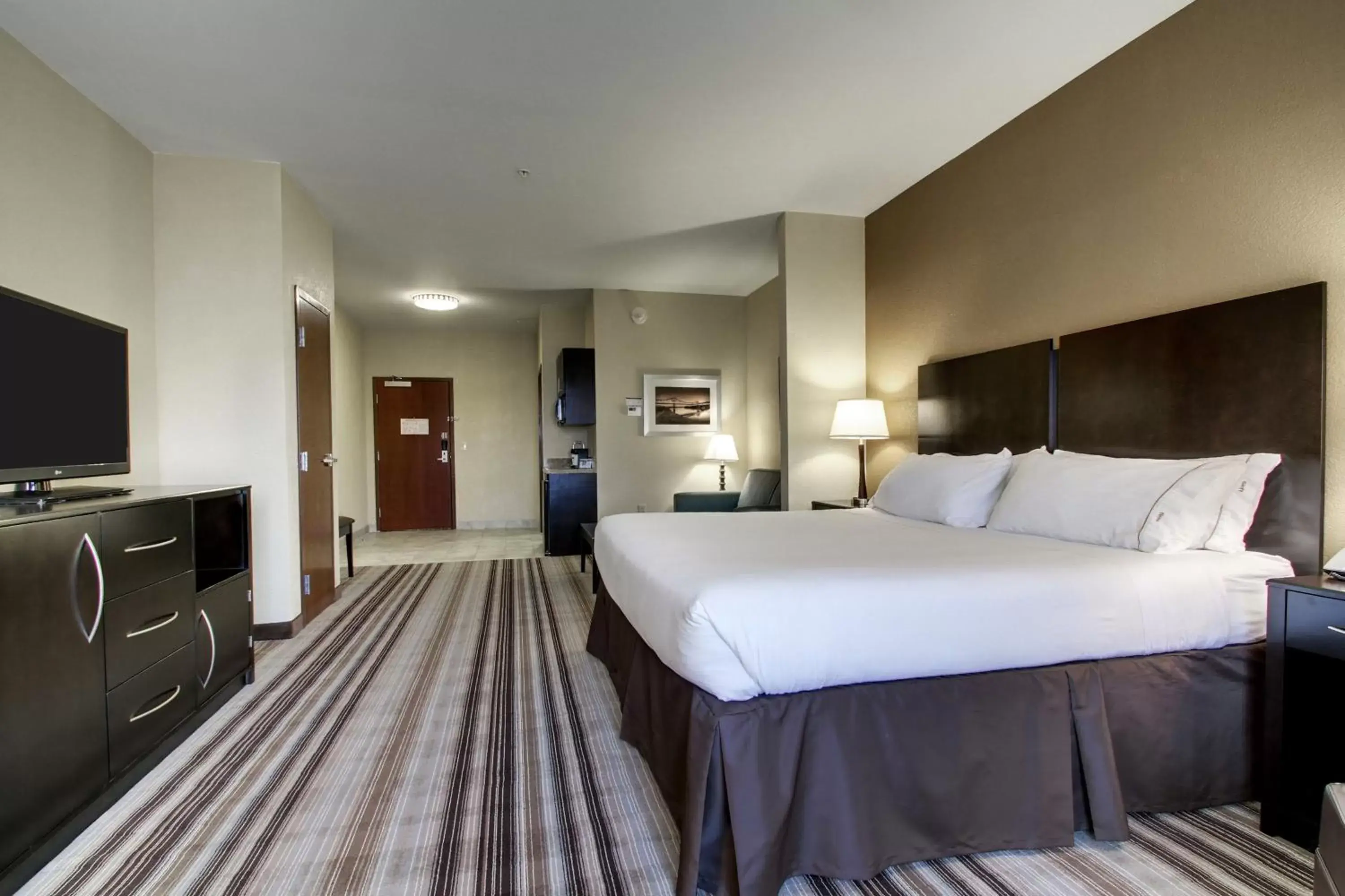King Room - Mobility Access/Hearing Accessible in Holiday Inn Express Natchez South West by IHG King Room - Mobility Access/Hearing Accessible in Holiday Inn Express Natchez South West by IHG