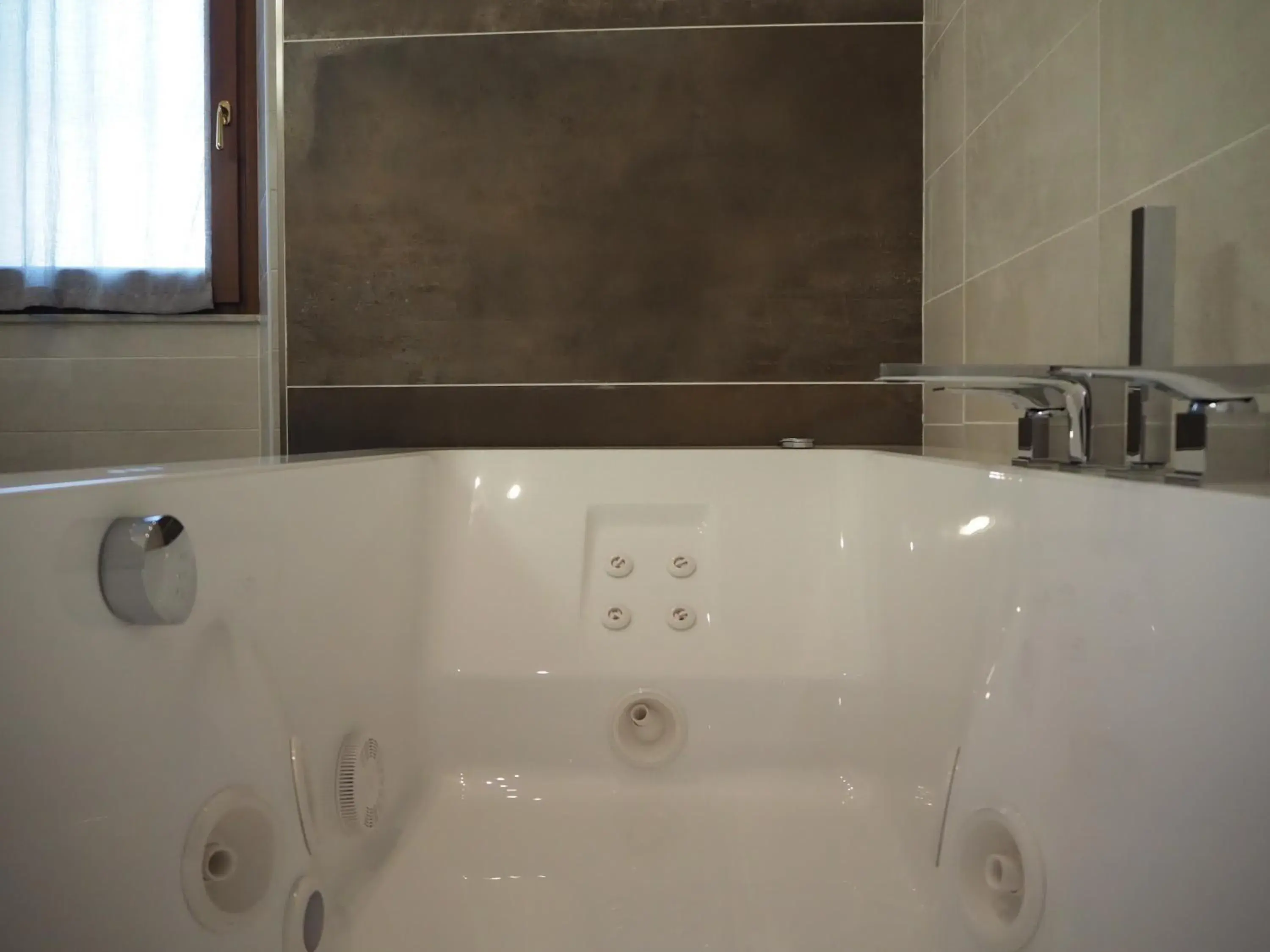 Hot Tub, Bathroom in Apollo Guest House