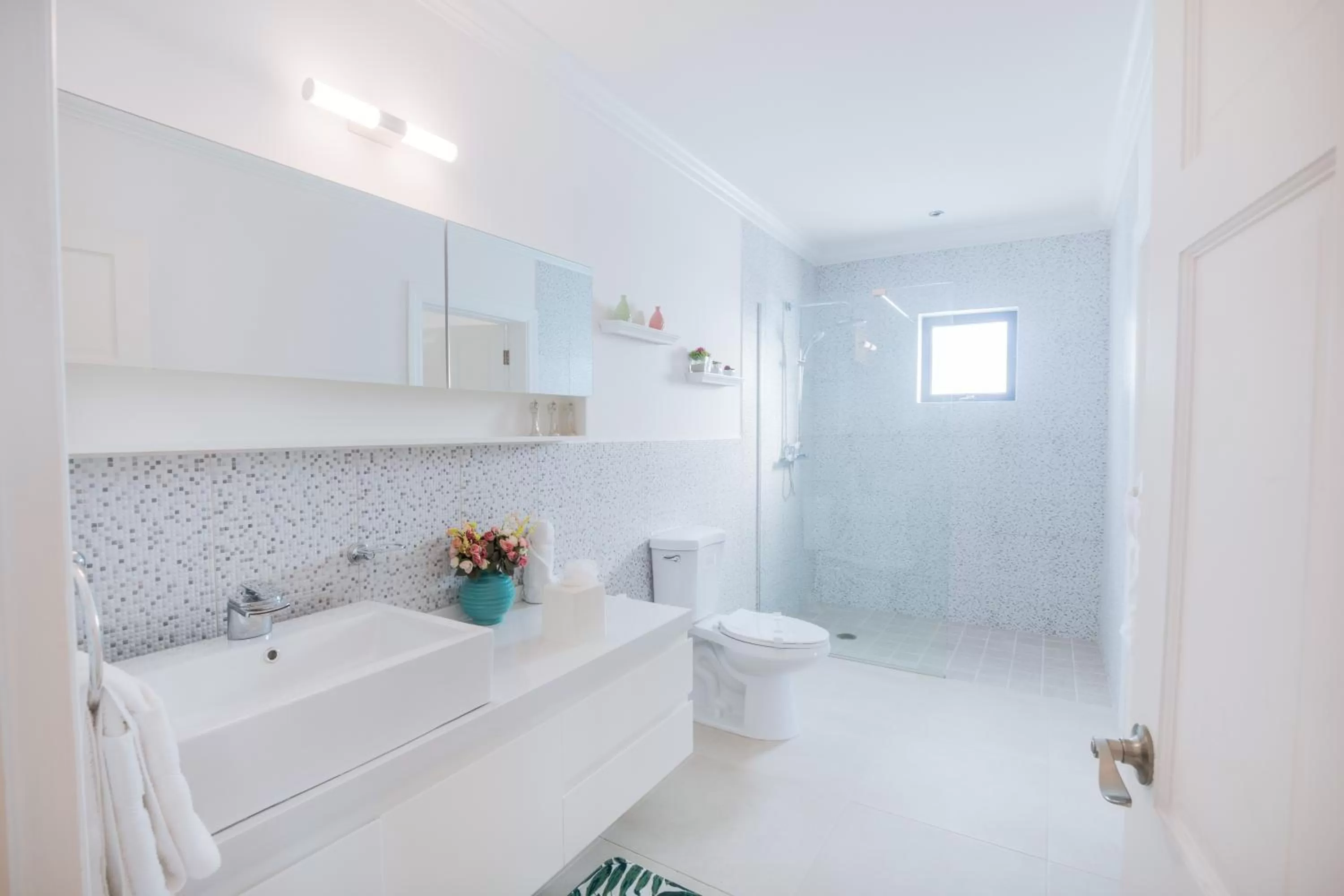 Toilet in Bay Gardens Beach Resort & Spa