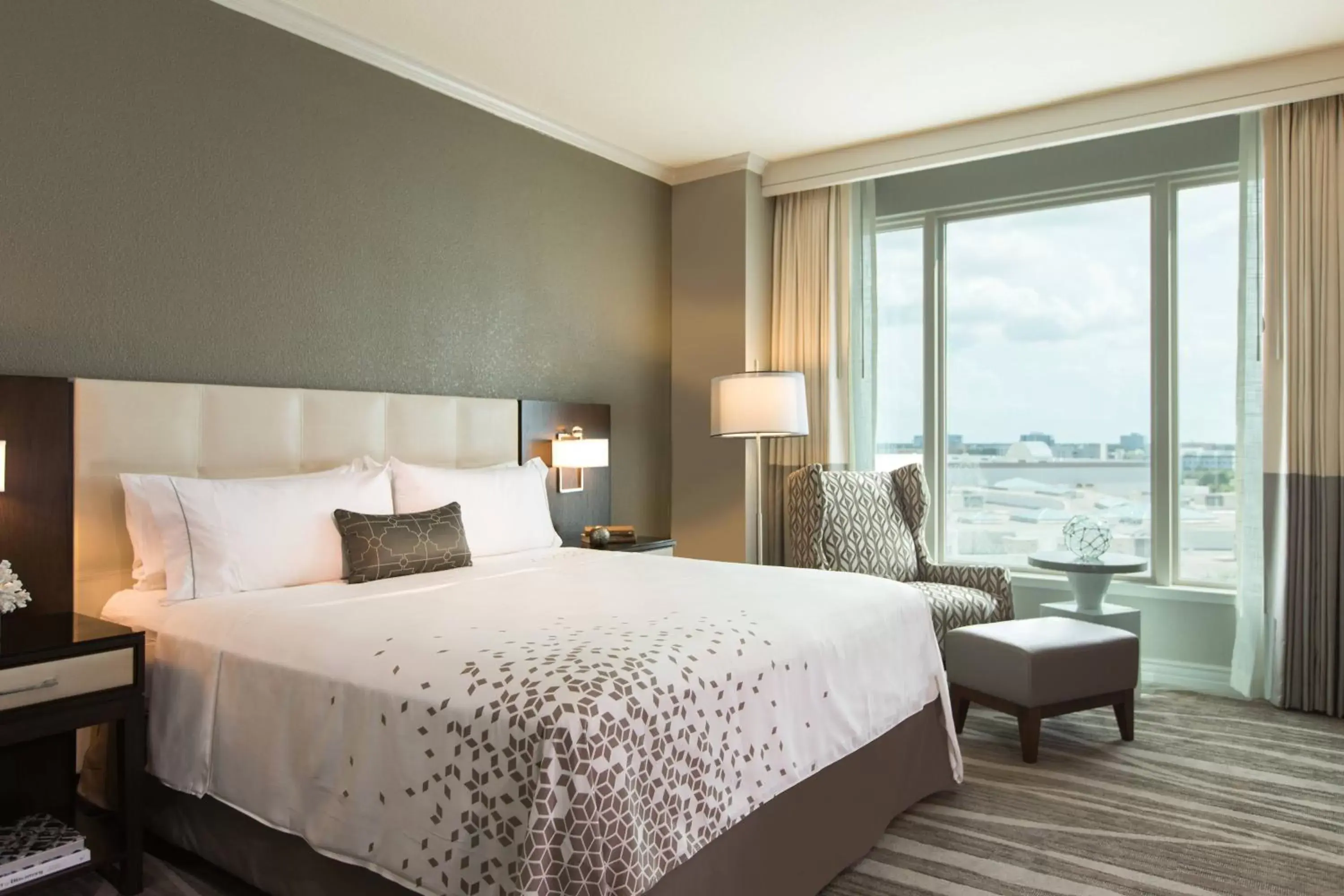 Bedroom, Bed in Renaissance Tampa International Plaza Hotel