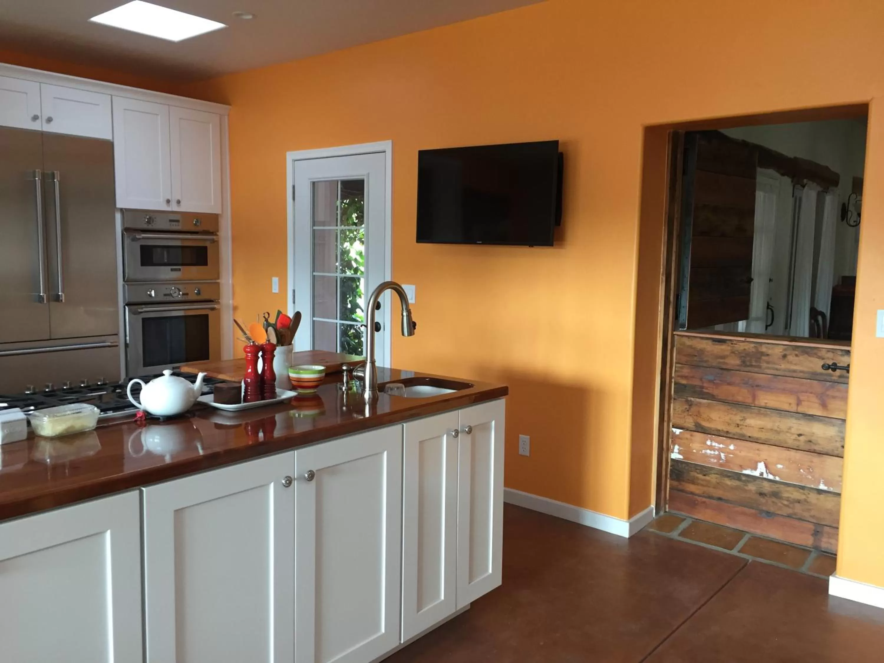 Kitchen or kitchenette, TV/Entertainment Center in Casa Paloma B&B