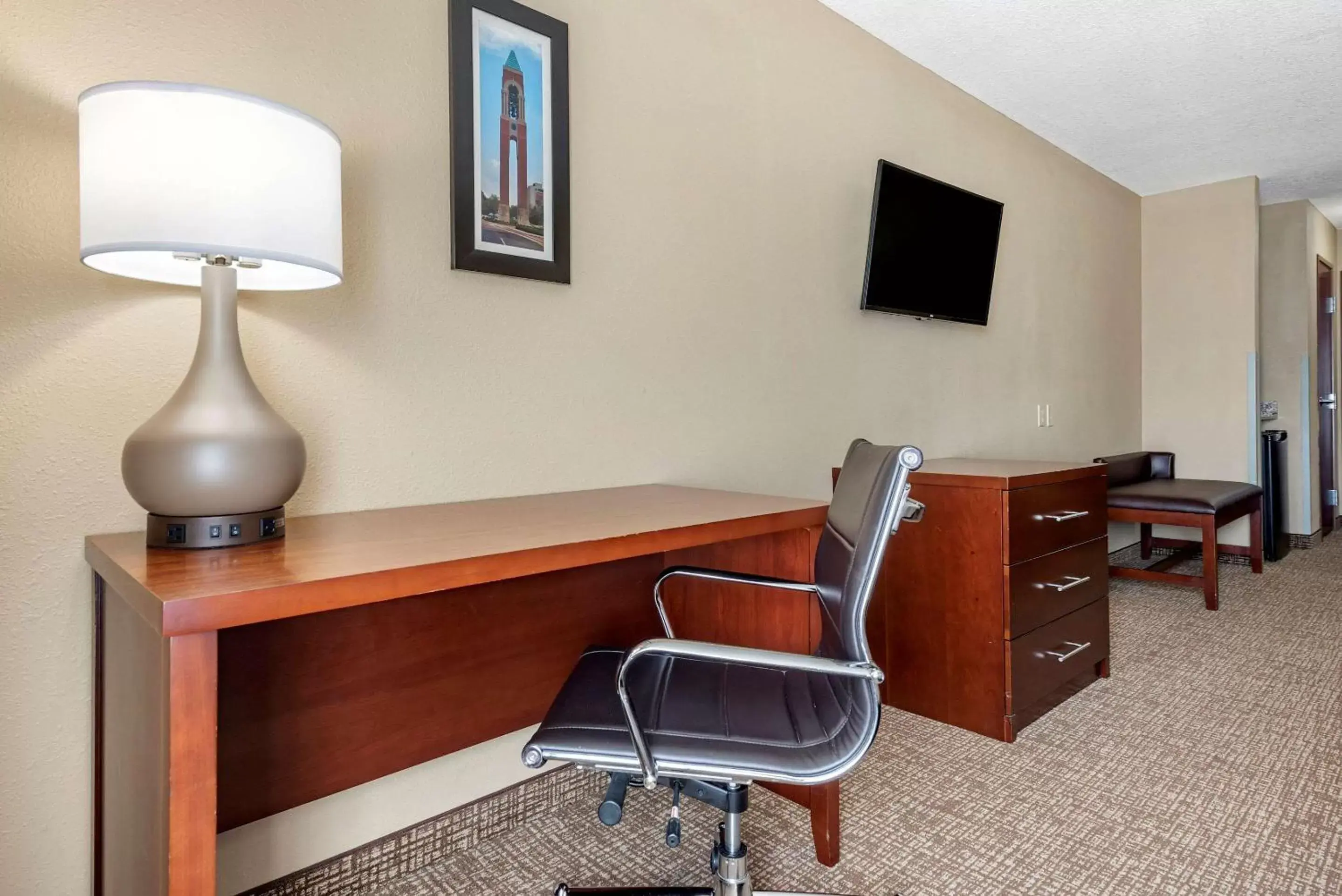 Photo of the whole room, Seating Area in Comfort Inn & Suites Muncie