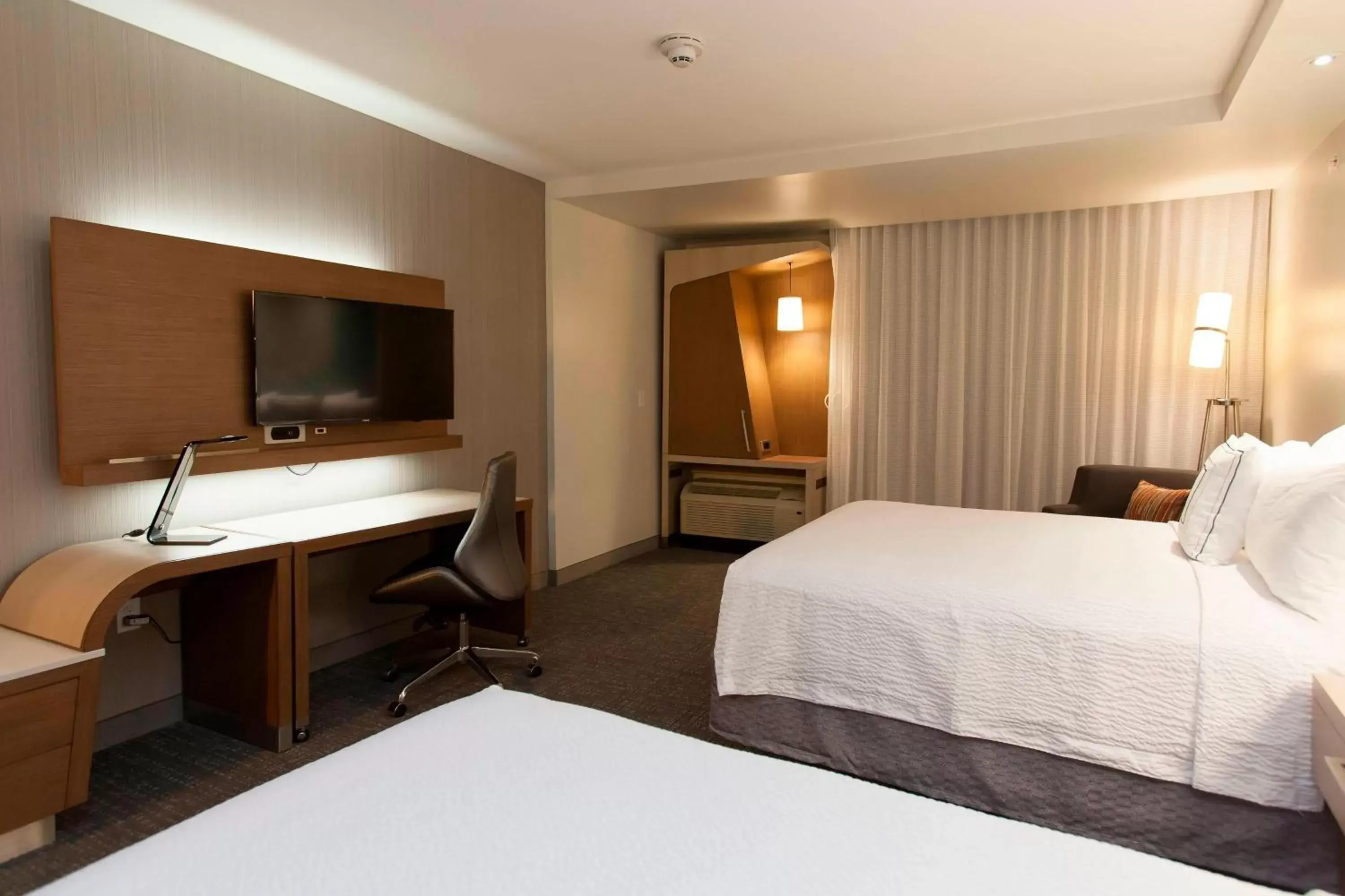 Photo of the whole room, Bed in Courtyard by Marriott Houston Springwoods Village