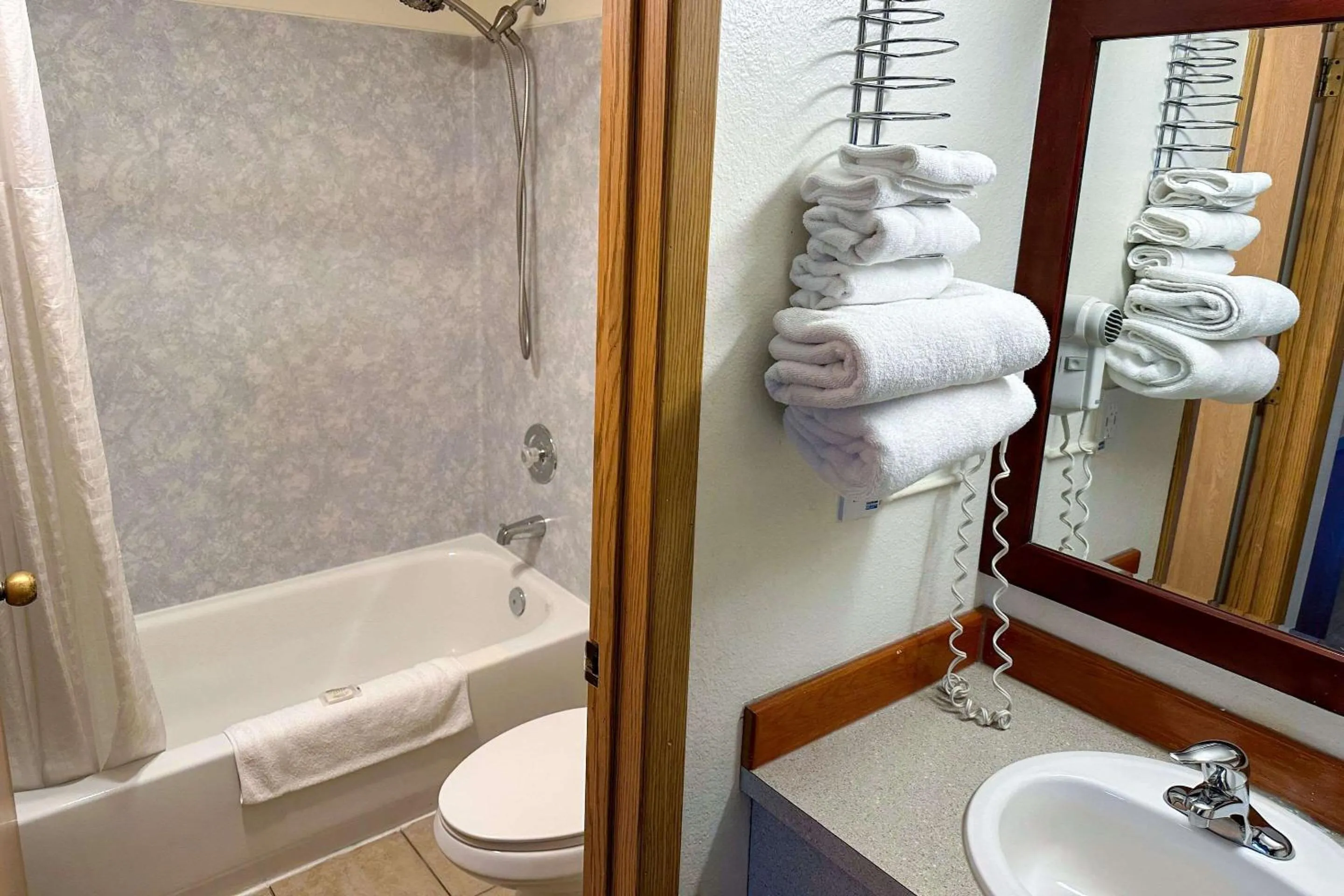 Bedroom in Econo Lodge Edmonds North Seattle