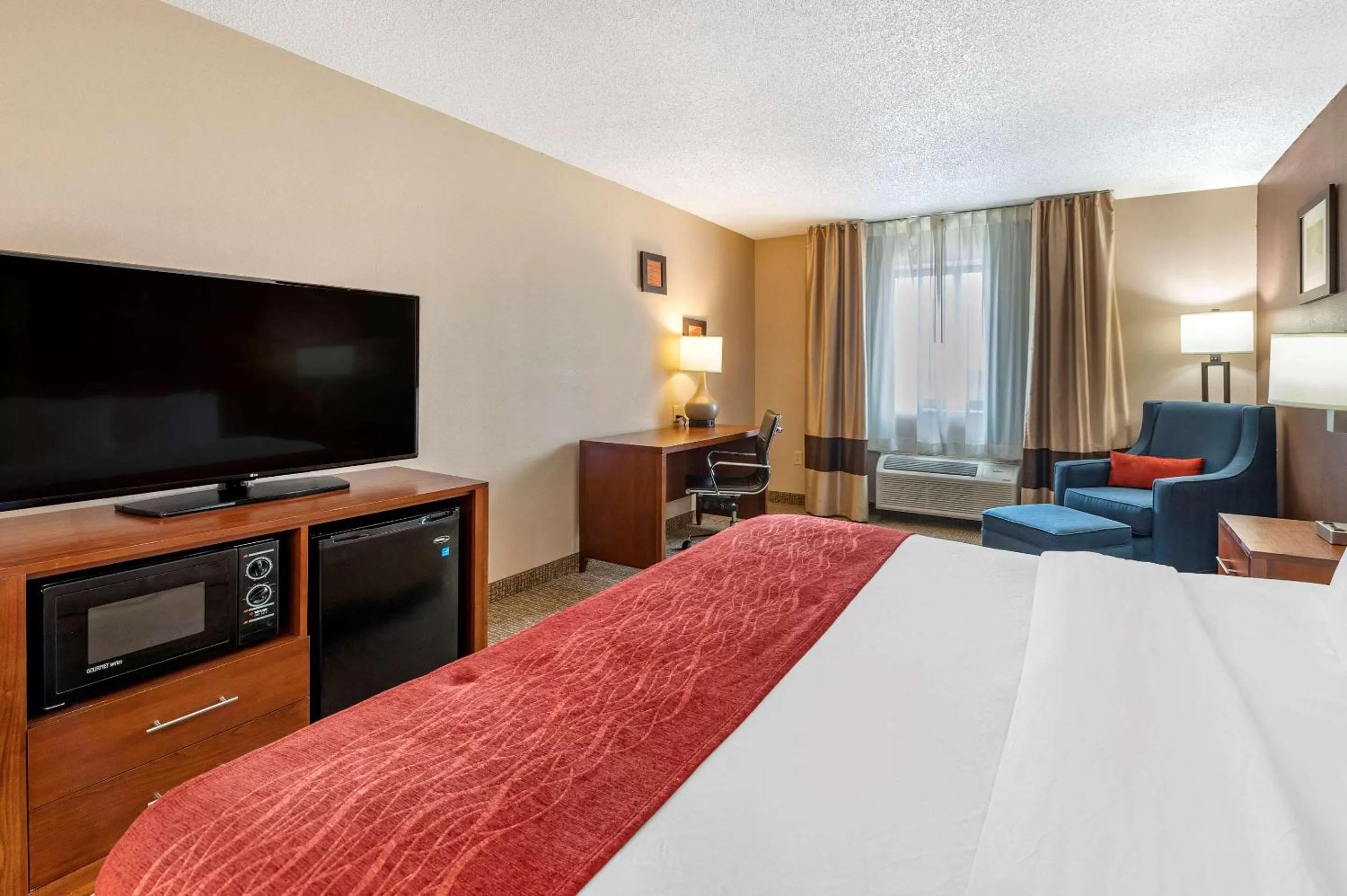 Photo of the whole room, Bed in Comfort Inn & Suites Lawrenceburg