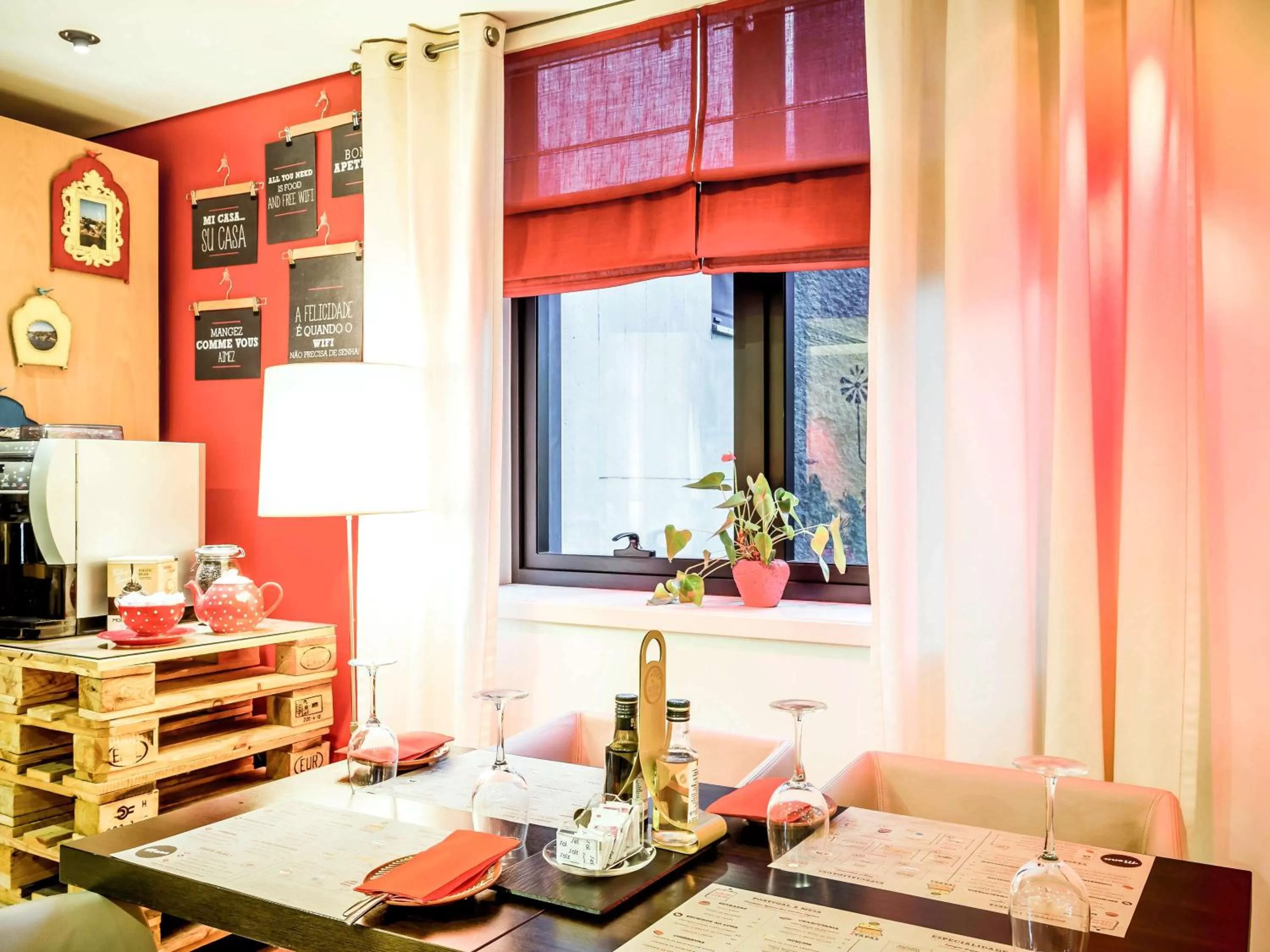 Restaurant/places to eat in ibis Porto Centro São Bento