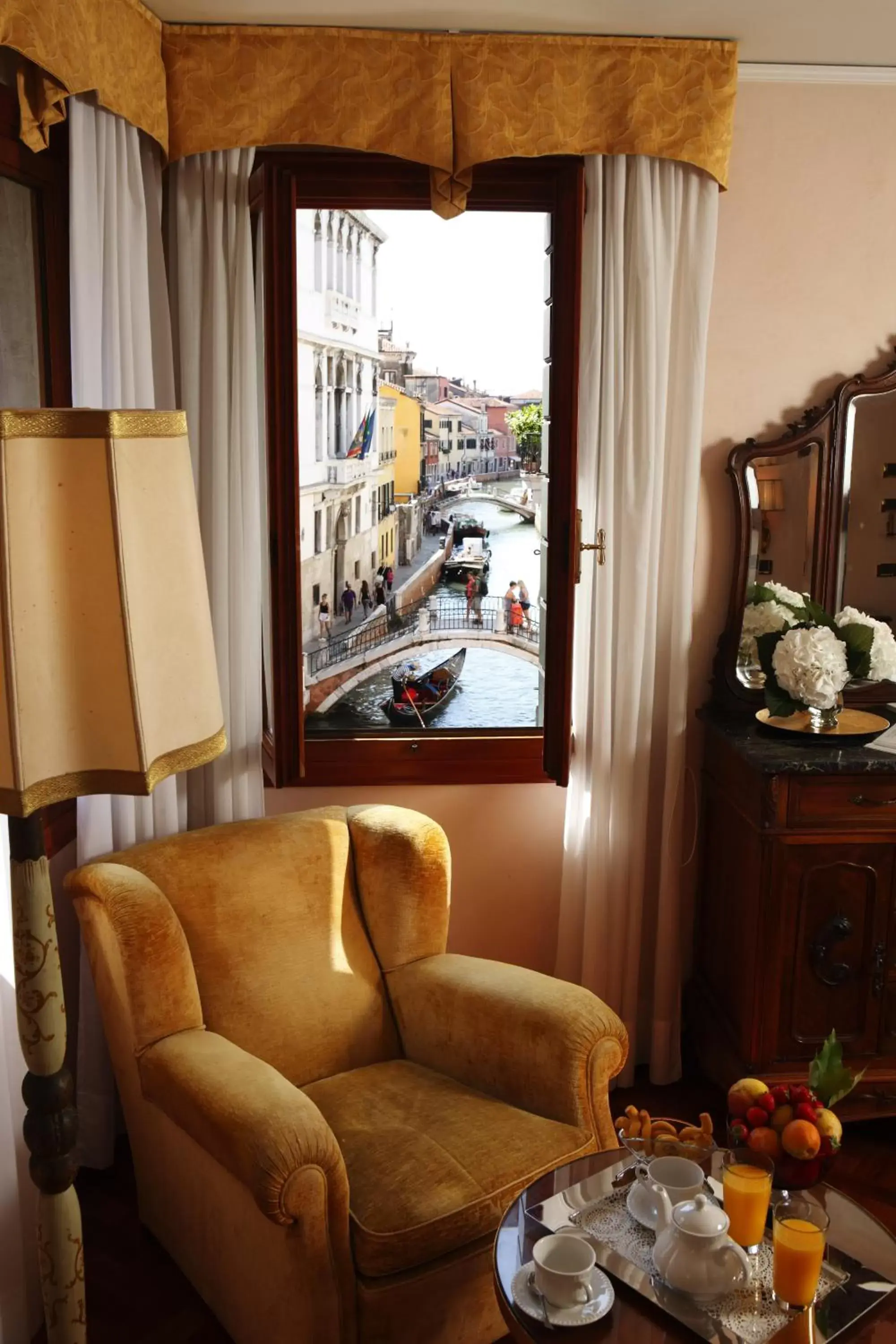 Bedroom, Seating Area in Pensione Accademia - Villa Maravege