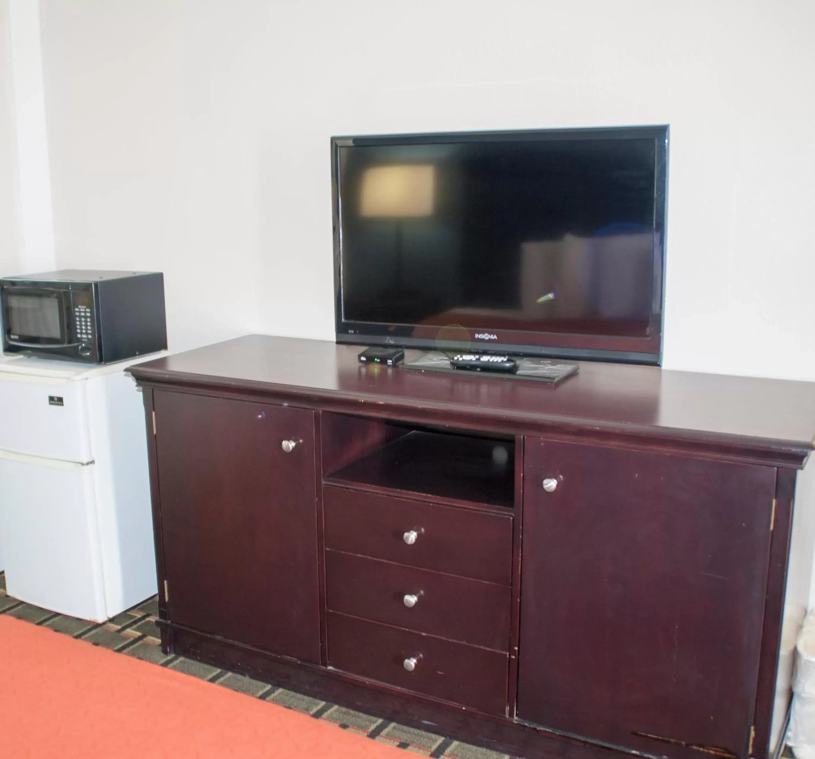 TV and multimedia, TV/Entertainment Center in Victorian Inn & Suites