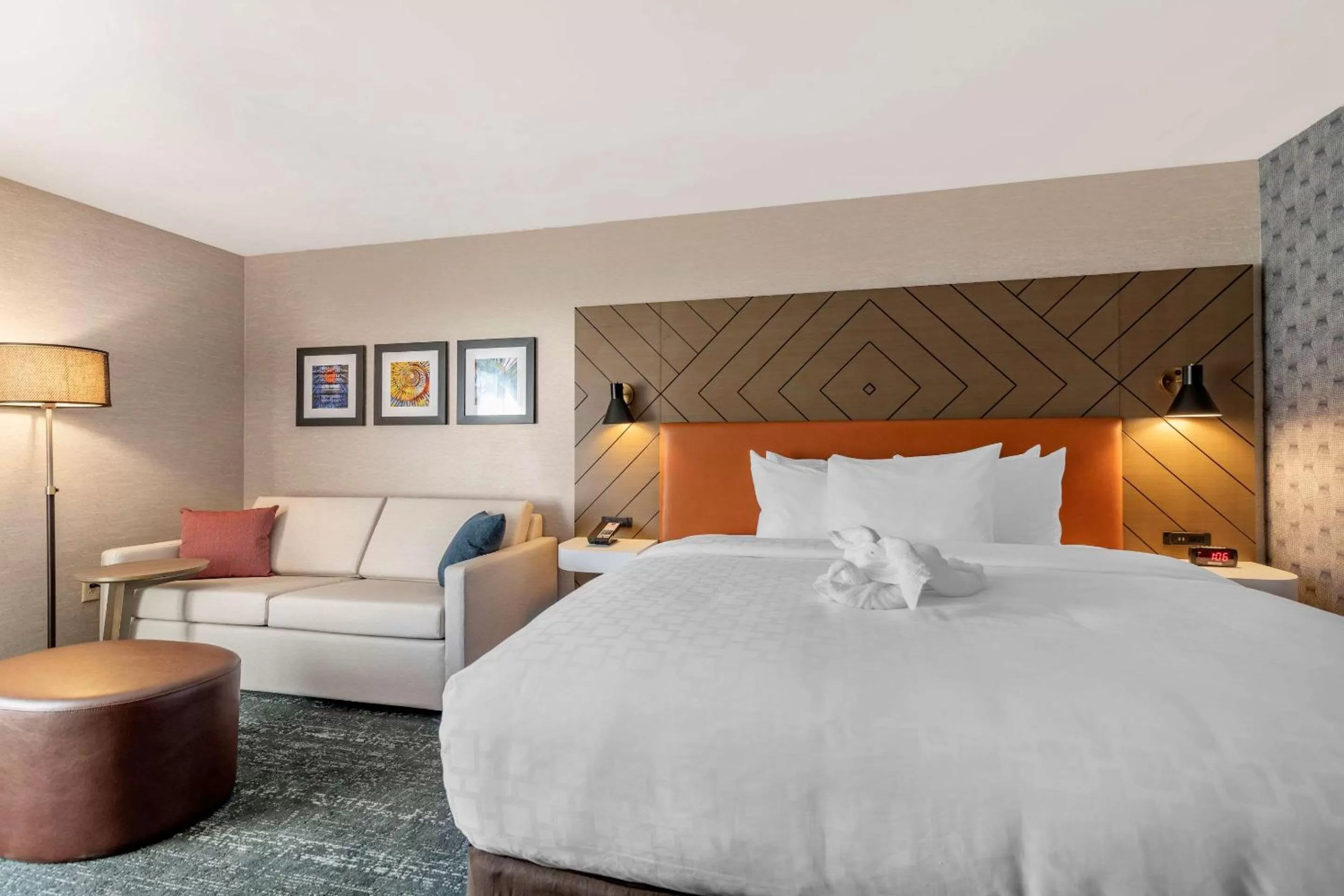 Photo of the whole room, Bed in Clarion Inn Nashua