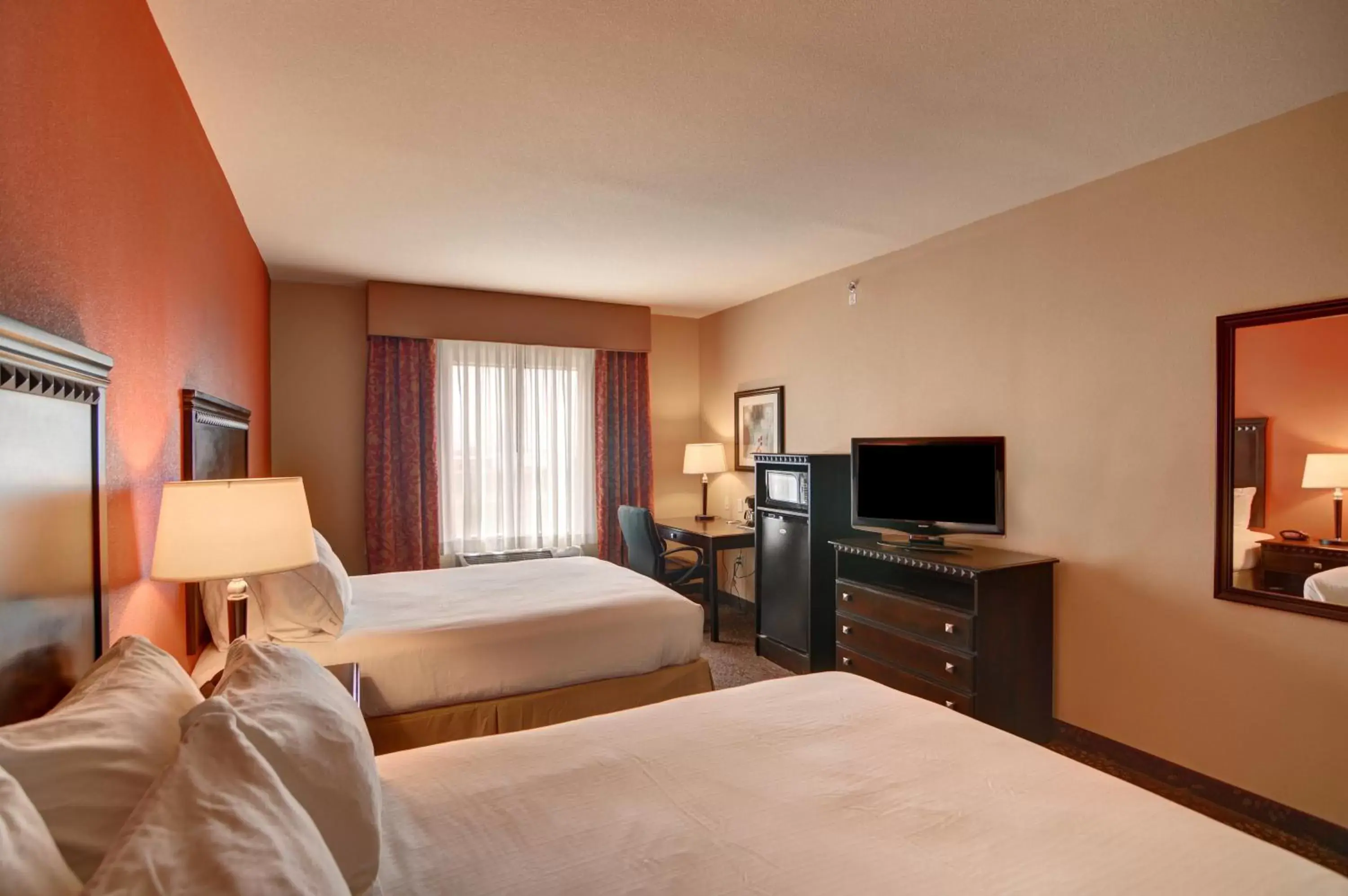 Bedroom, Bed in Holiday Inn Express Hotel and Suites Altus, an IHG Hotel