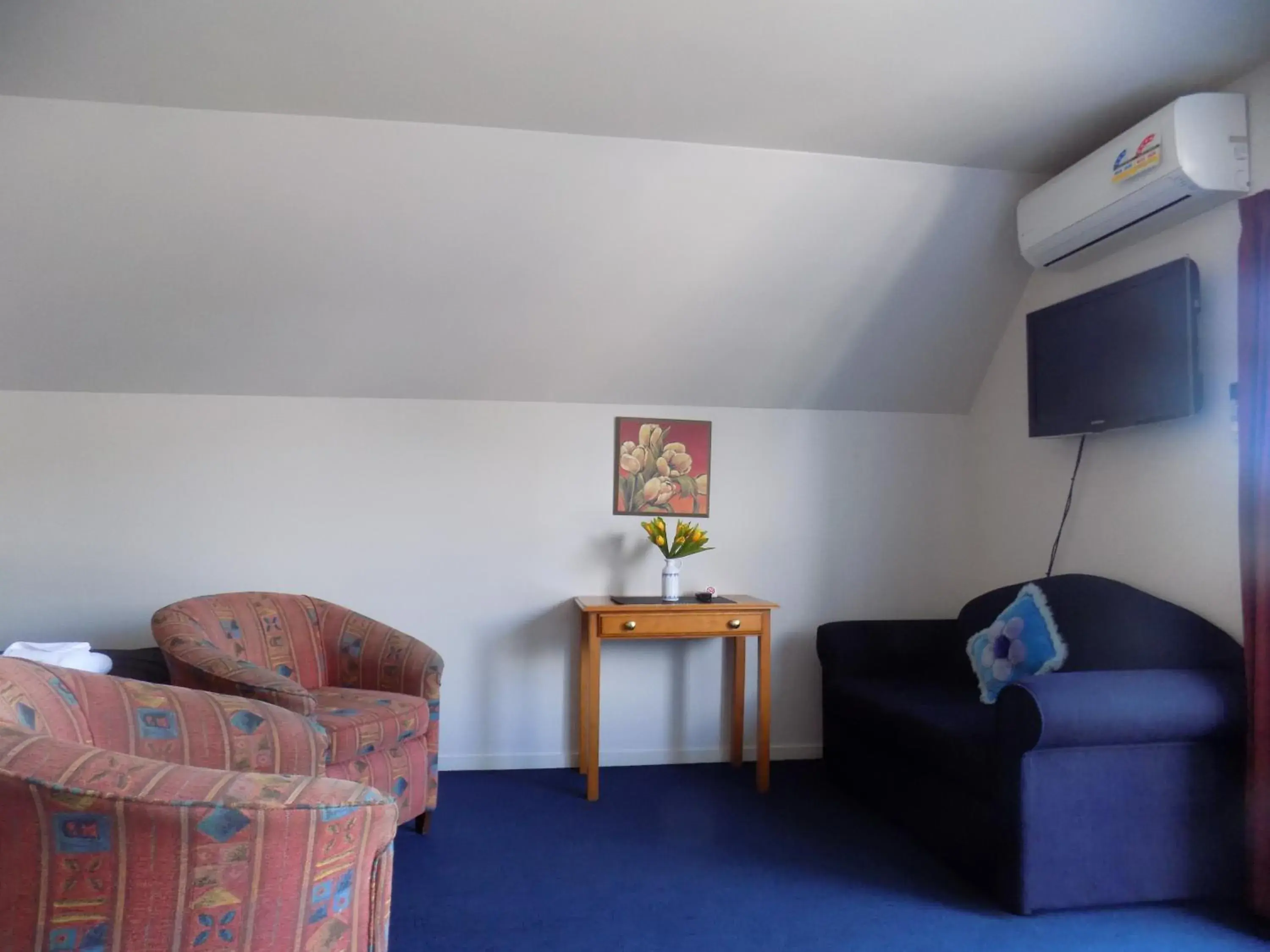 Living room, Seating Area in Garden City Motel