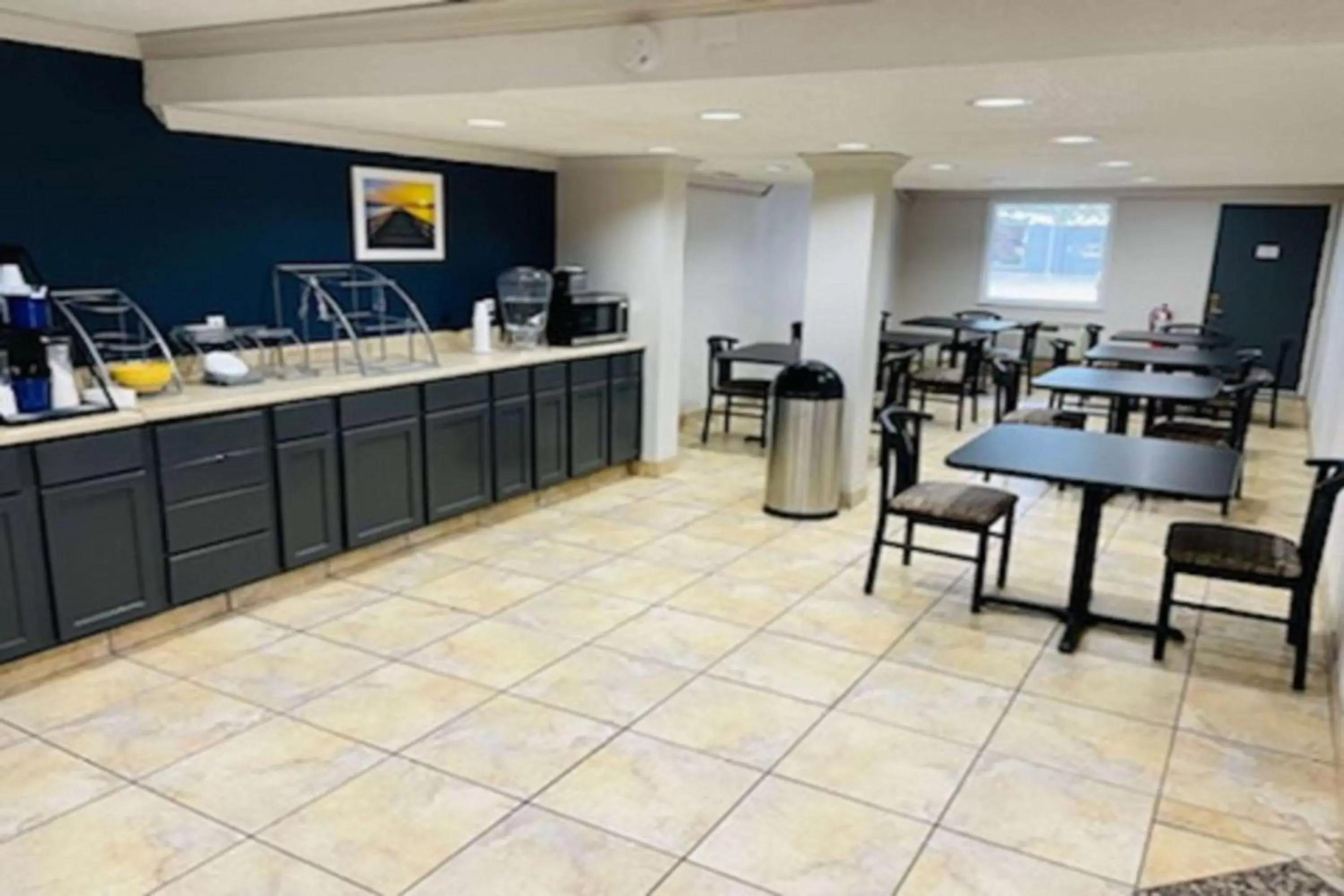 Breakfast, Restaurant/Places to Eat in Days Inn and Suites by Wyndham Port Huron