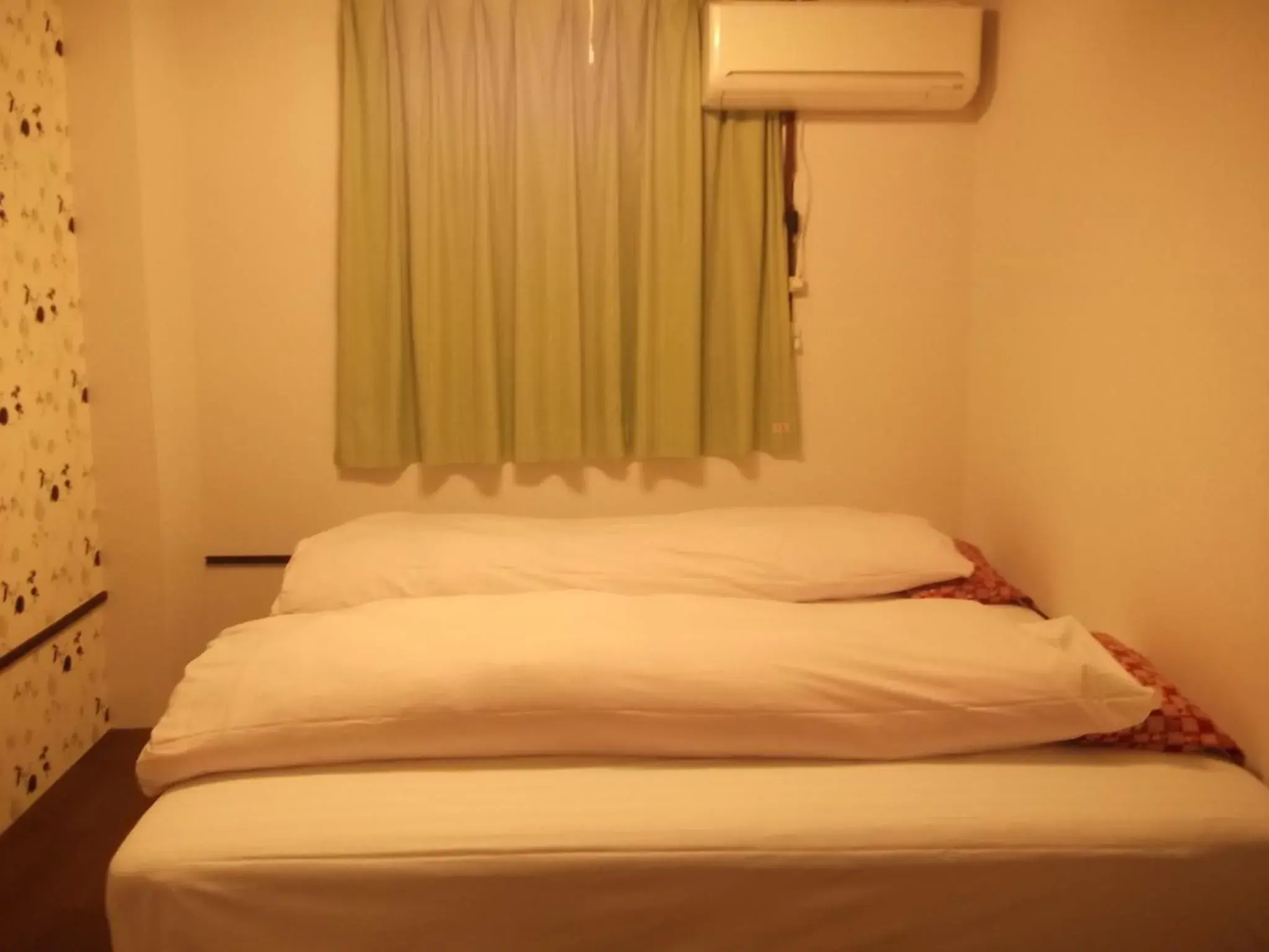 Twin Room with Shared Bathroom in Backpackers Hotel Toyo