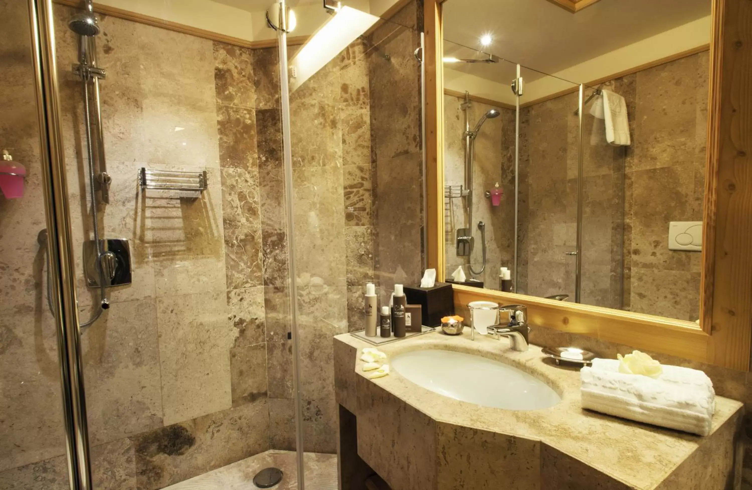 Bathroom in Cristal Palace Hotel