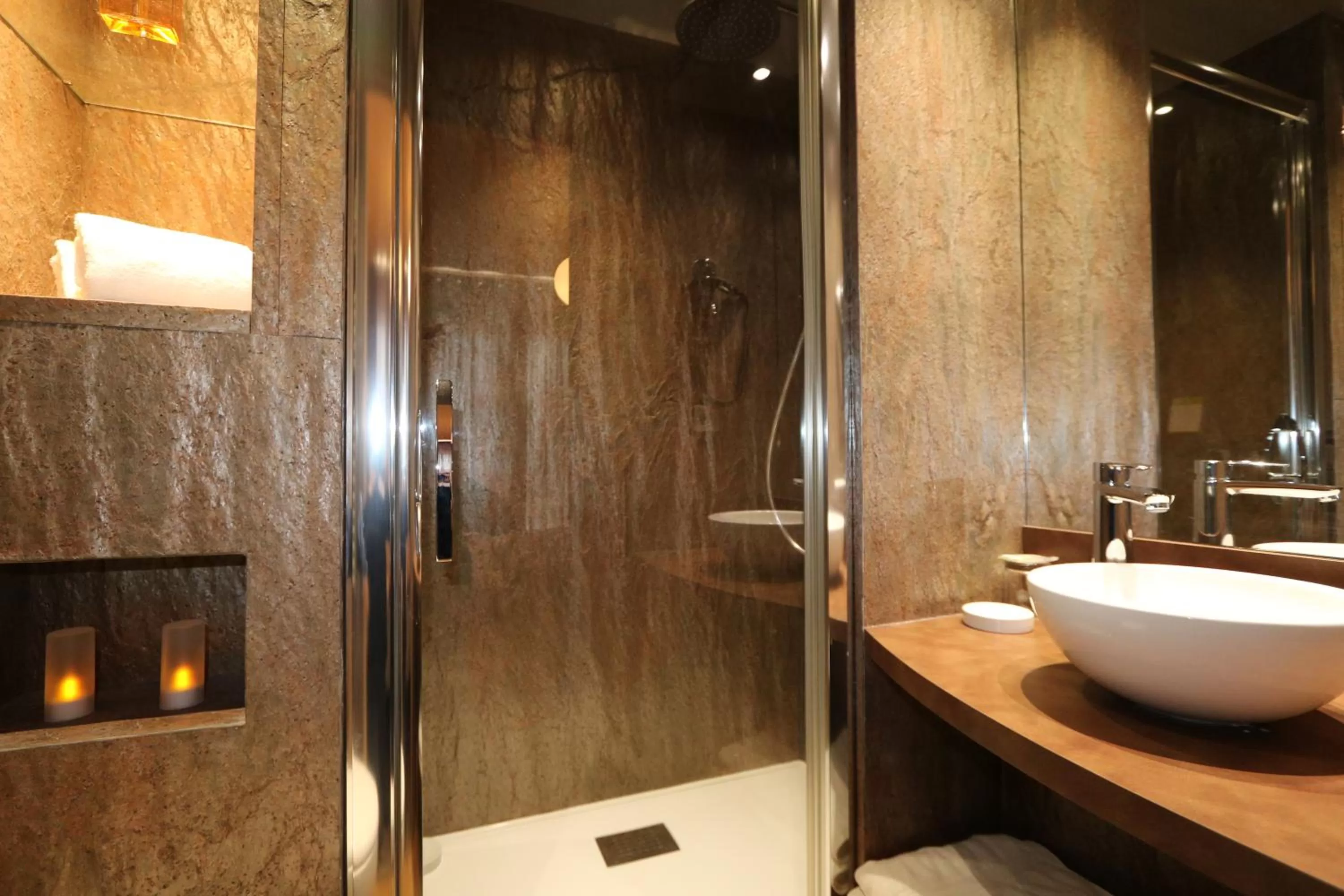 Shower in Les Loges Du Parc