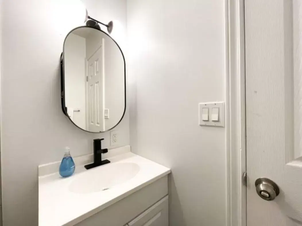 Bathroom in Sleeping Giant BNB