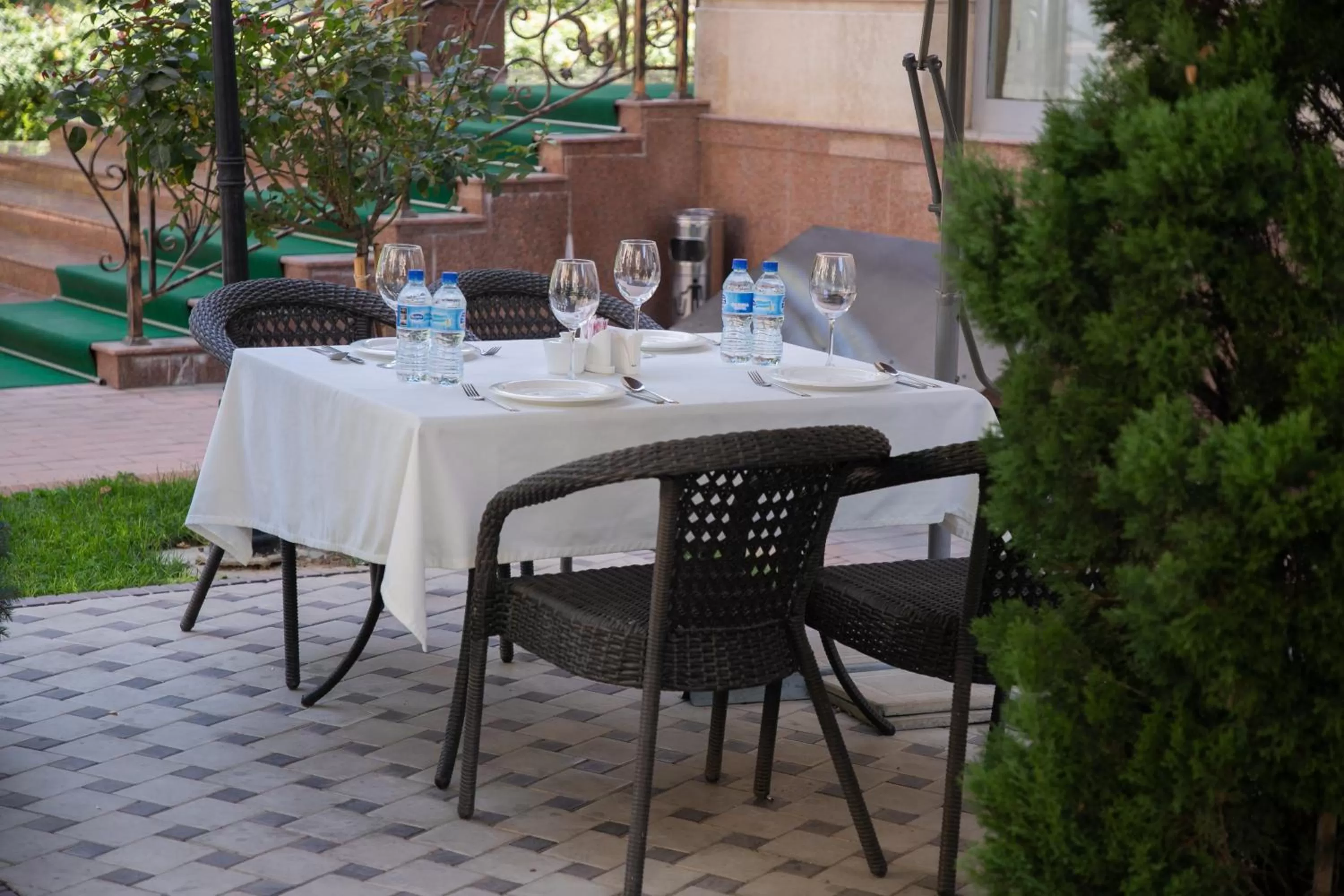 Restaurant/places to eat in Gloria Hotel