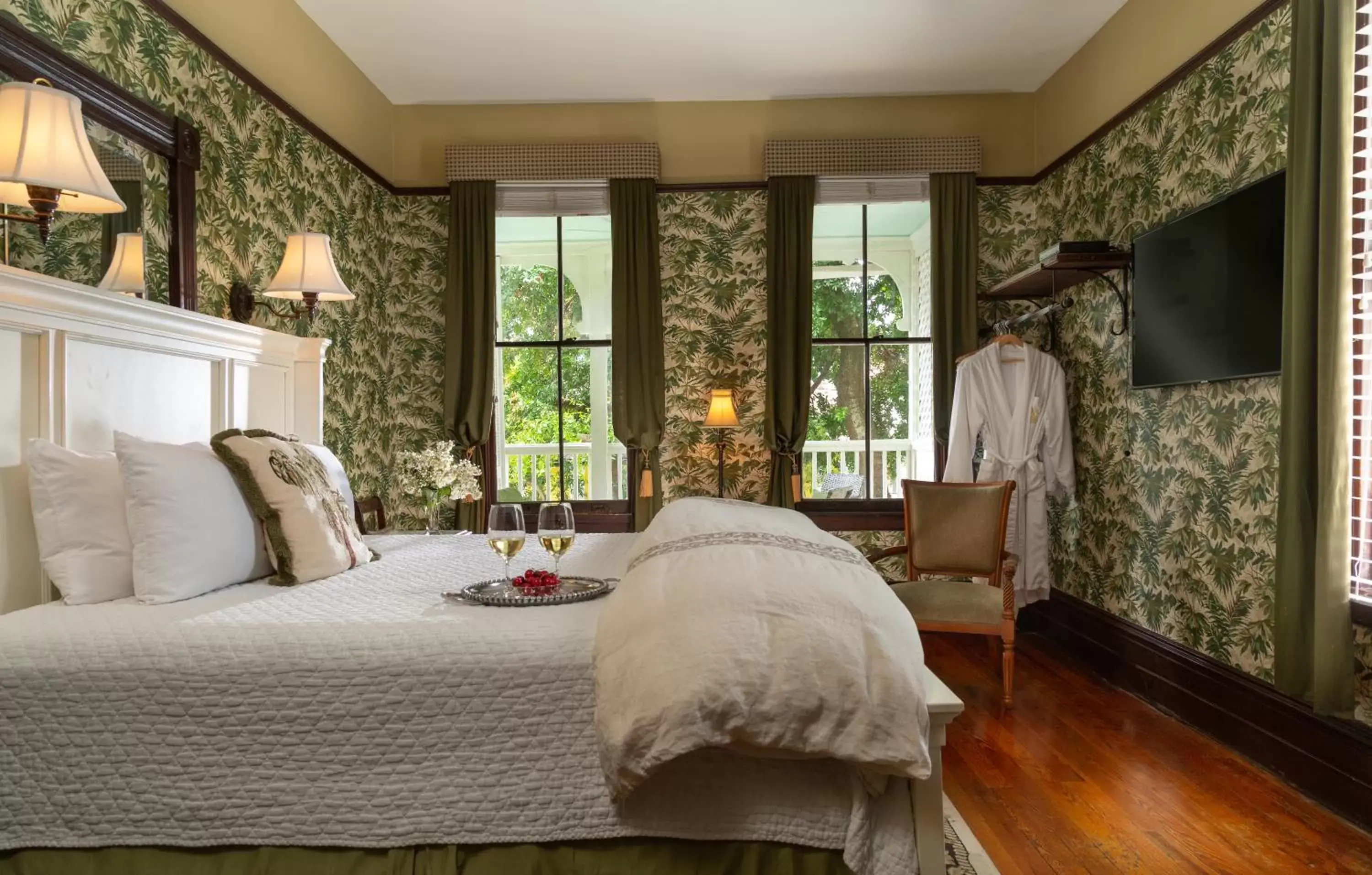 Bedroom, Bed in Azalea Inn and Villas