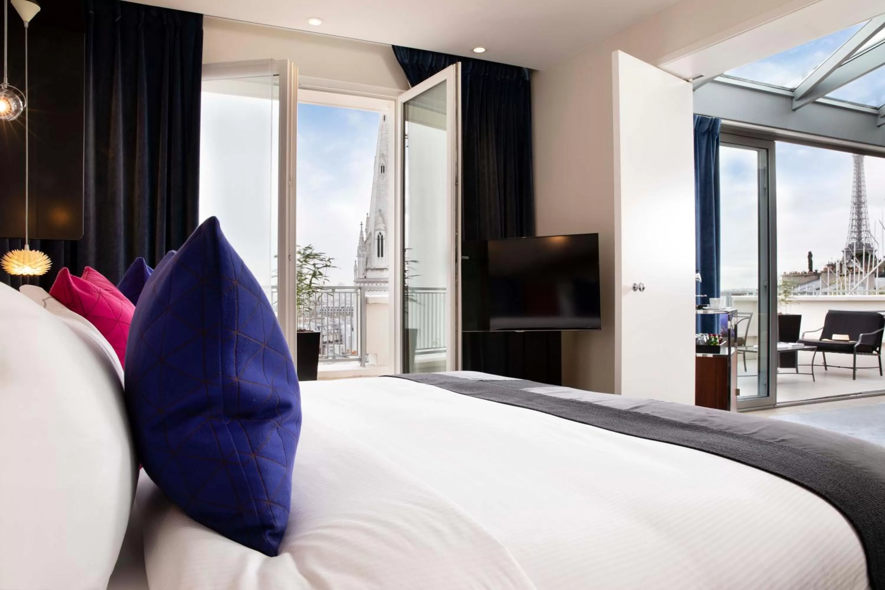 Bed in Hotel De Sers Champs Elysees