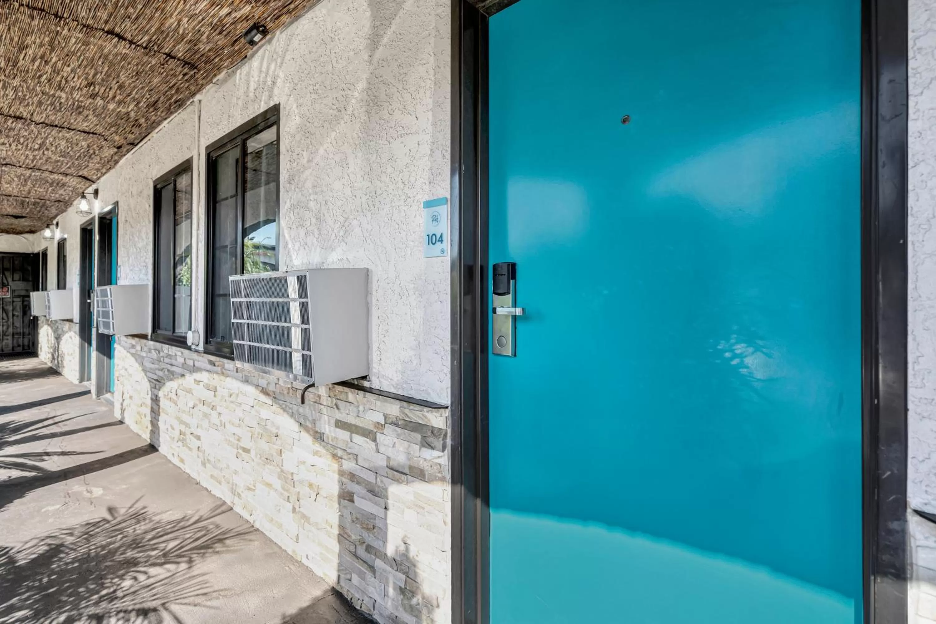 Day in Royal Hawaiian Inn - Mid City, Los Angeles