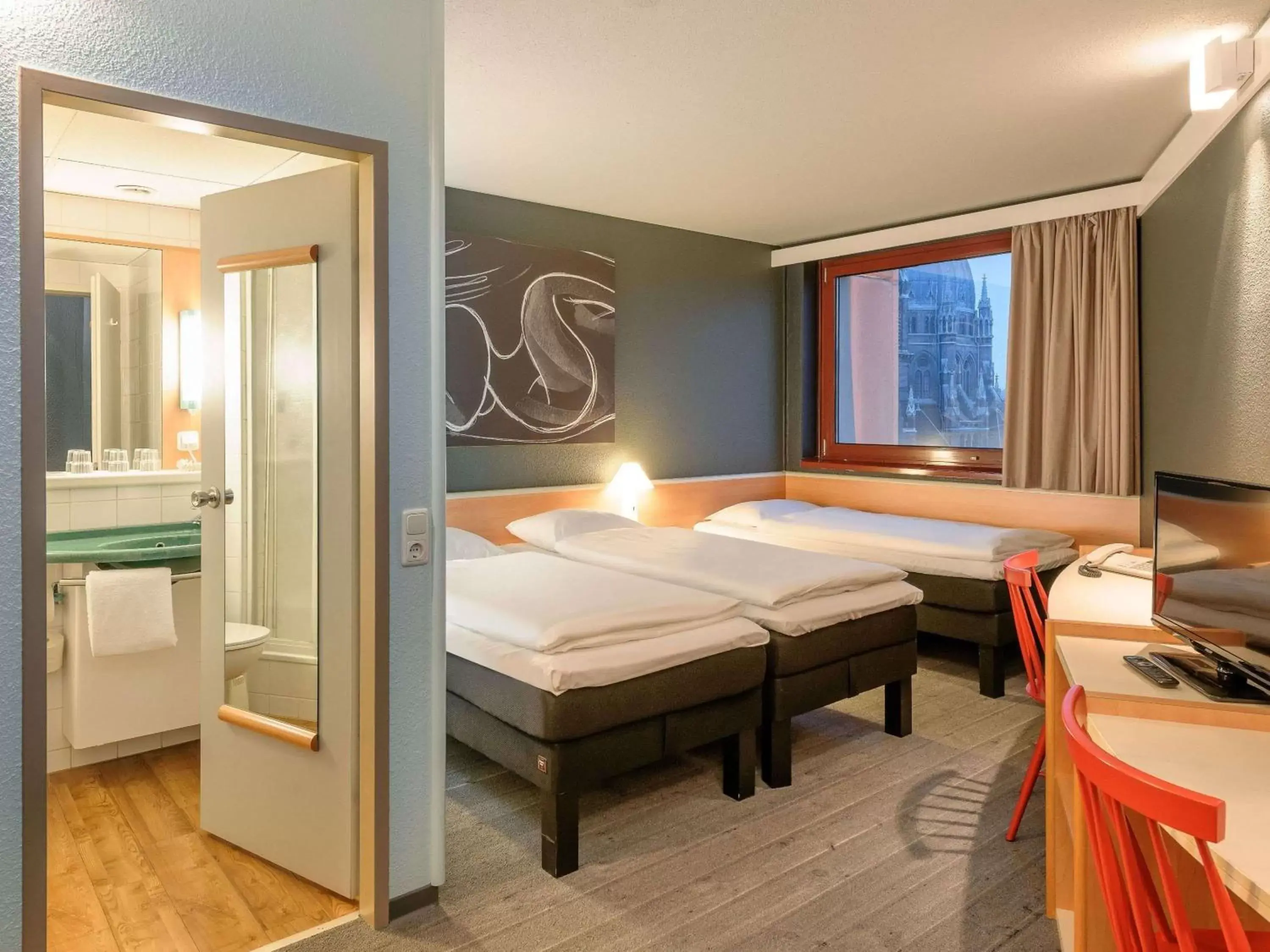 Photo of the whole room, Bed in Ibis Wien Mariahilf